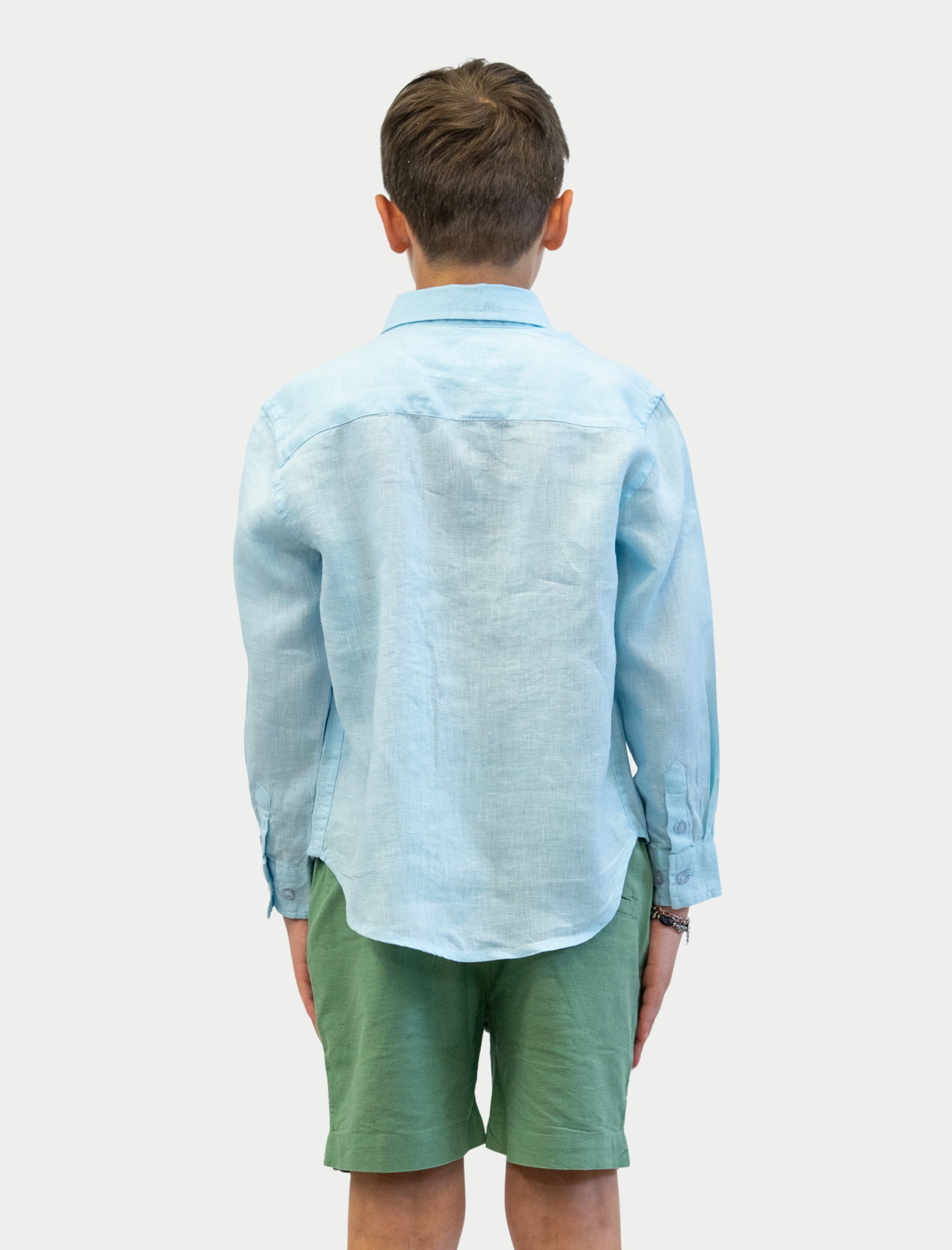 Camisa Soft Linen para niño color azul cielo vista posterior