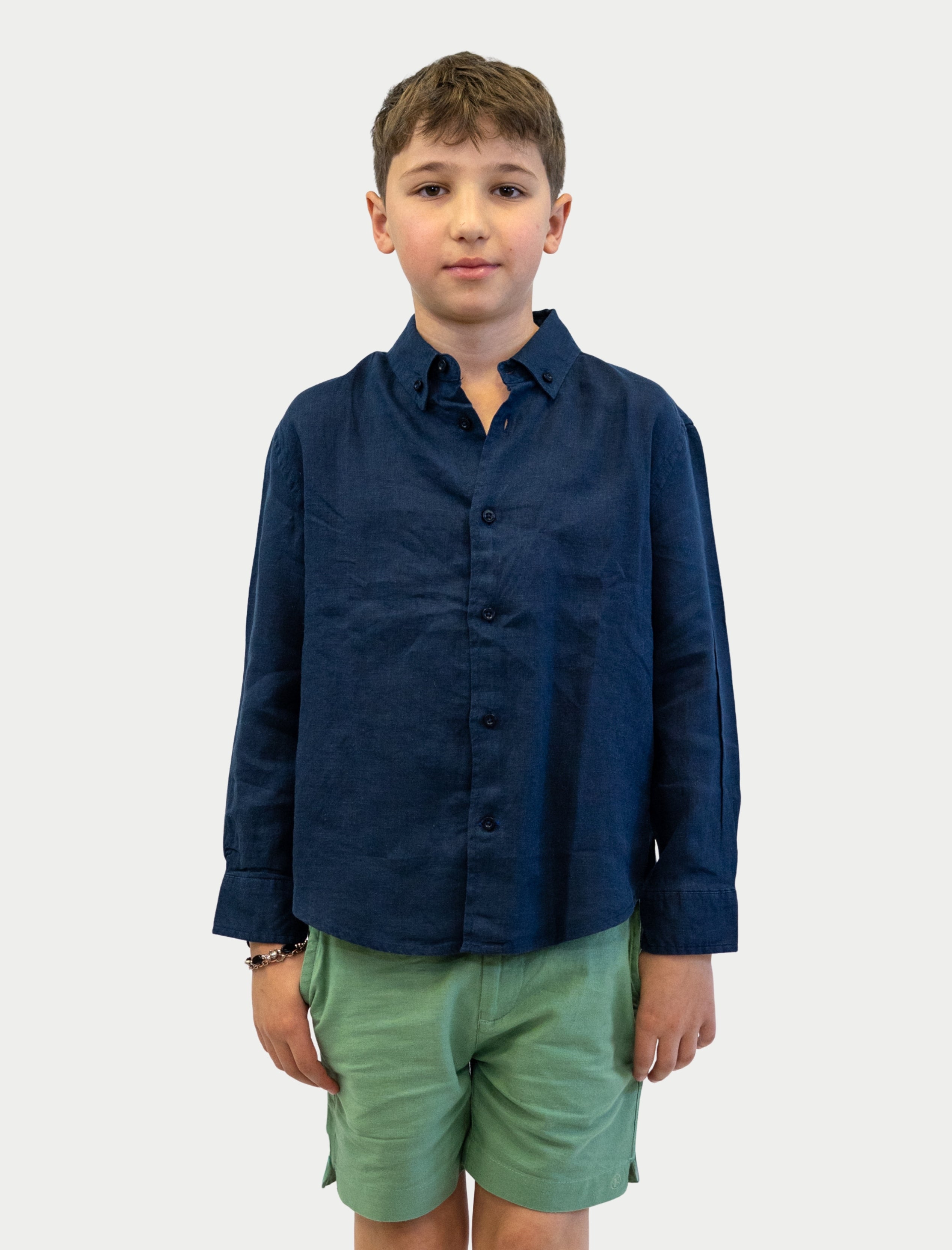 Camisa Soft Linen para niño color azul marino vista de frente