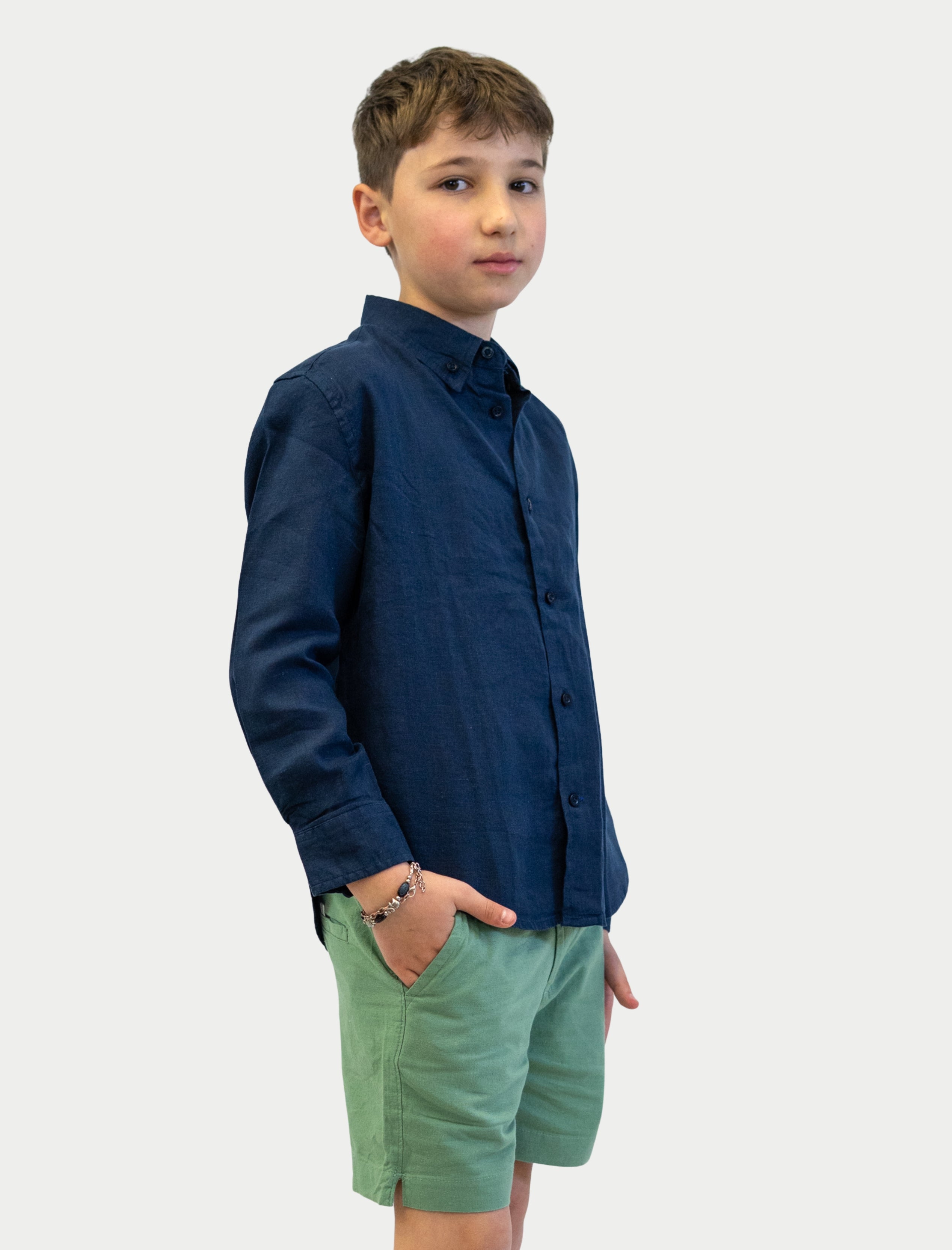 Camisa Soft Linen para niño color azul marino vista lateral