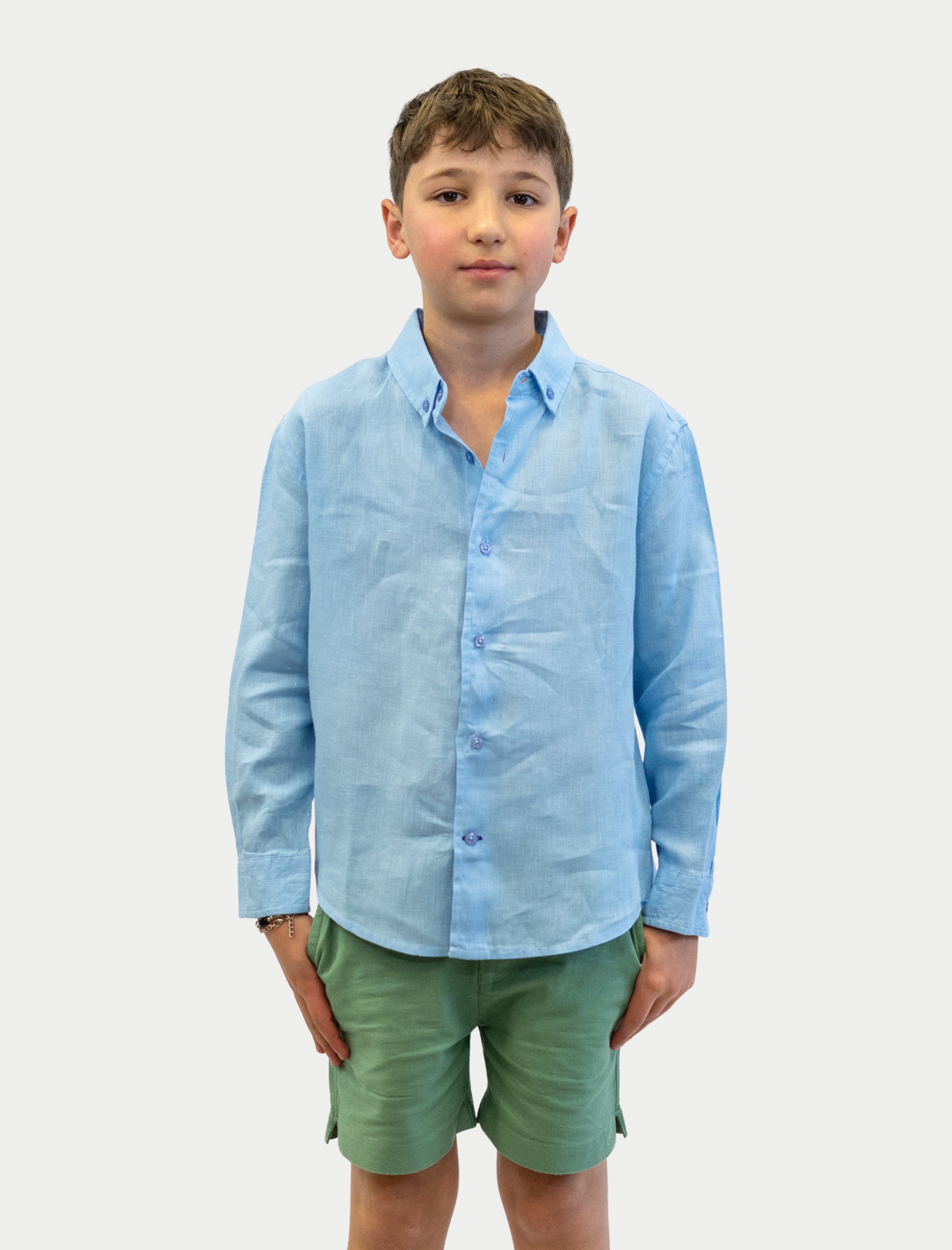 Detalle de camisa Soft Linen niño color olivo