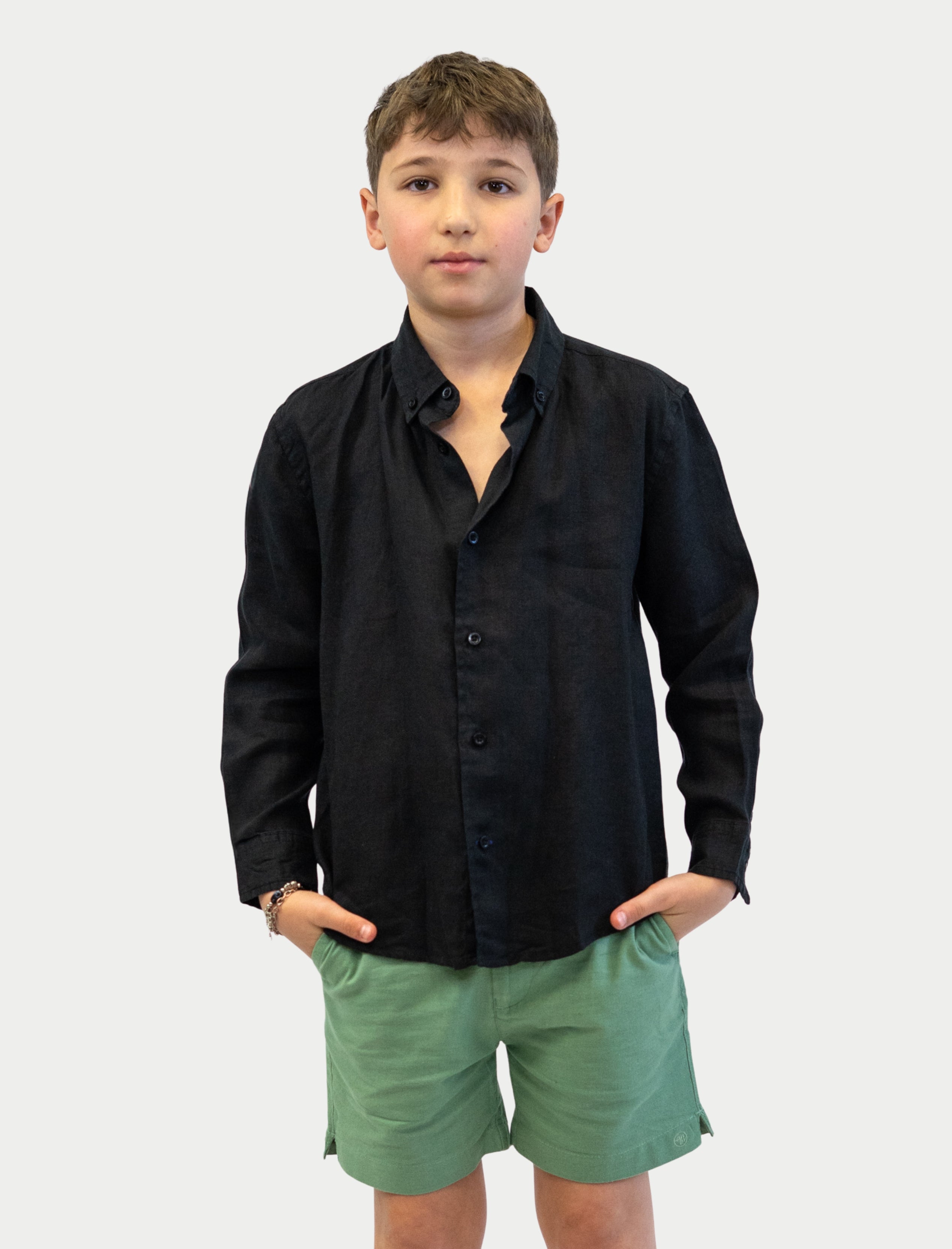 Camisa Soft Linen para niño color negro vista de frente