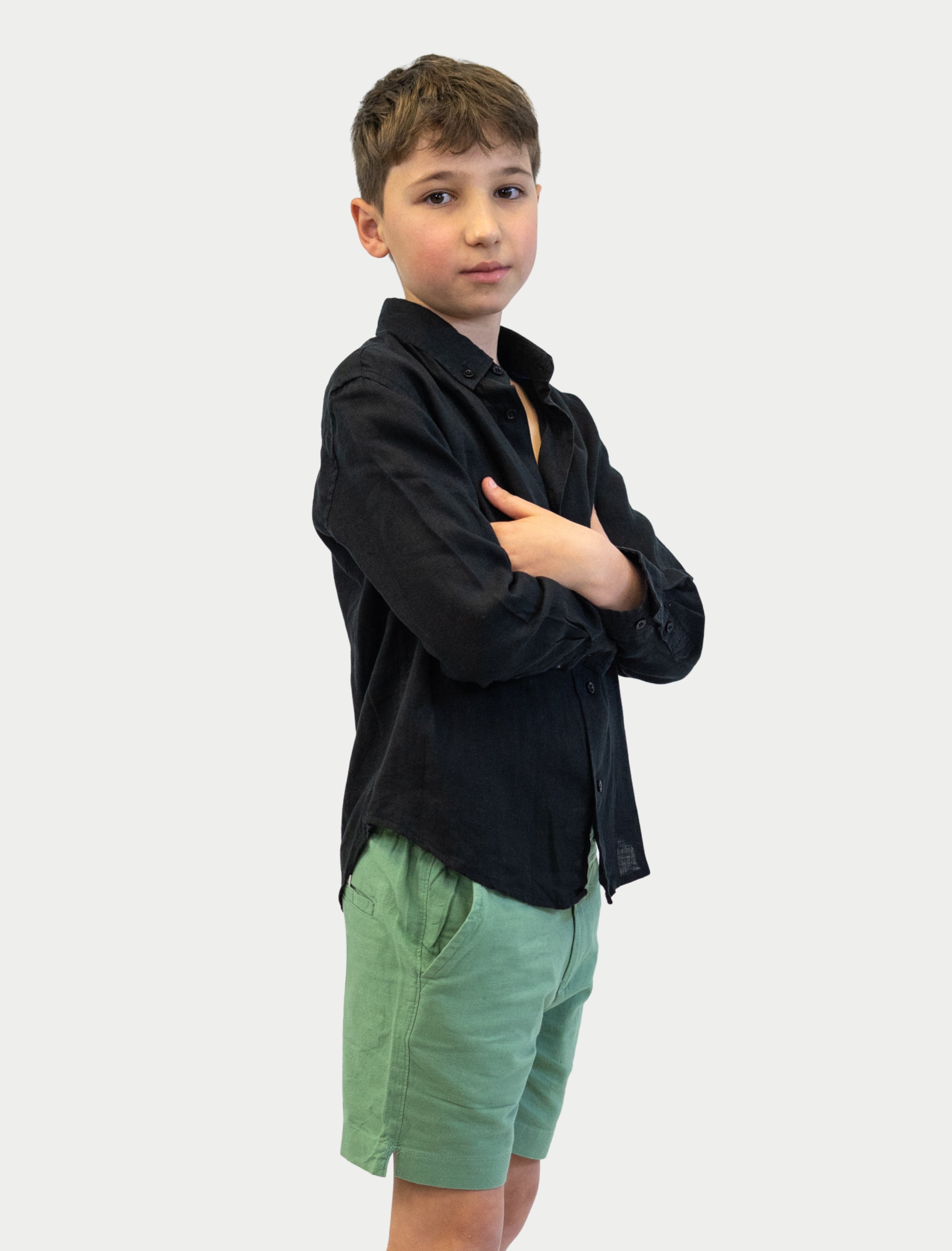 Camisa Soft Linen para niño color negro vista lateral