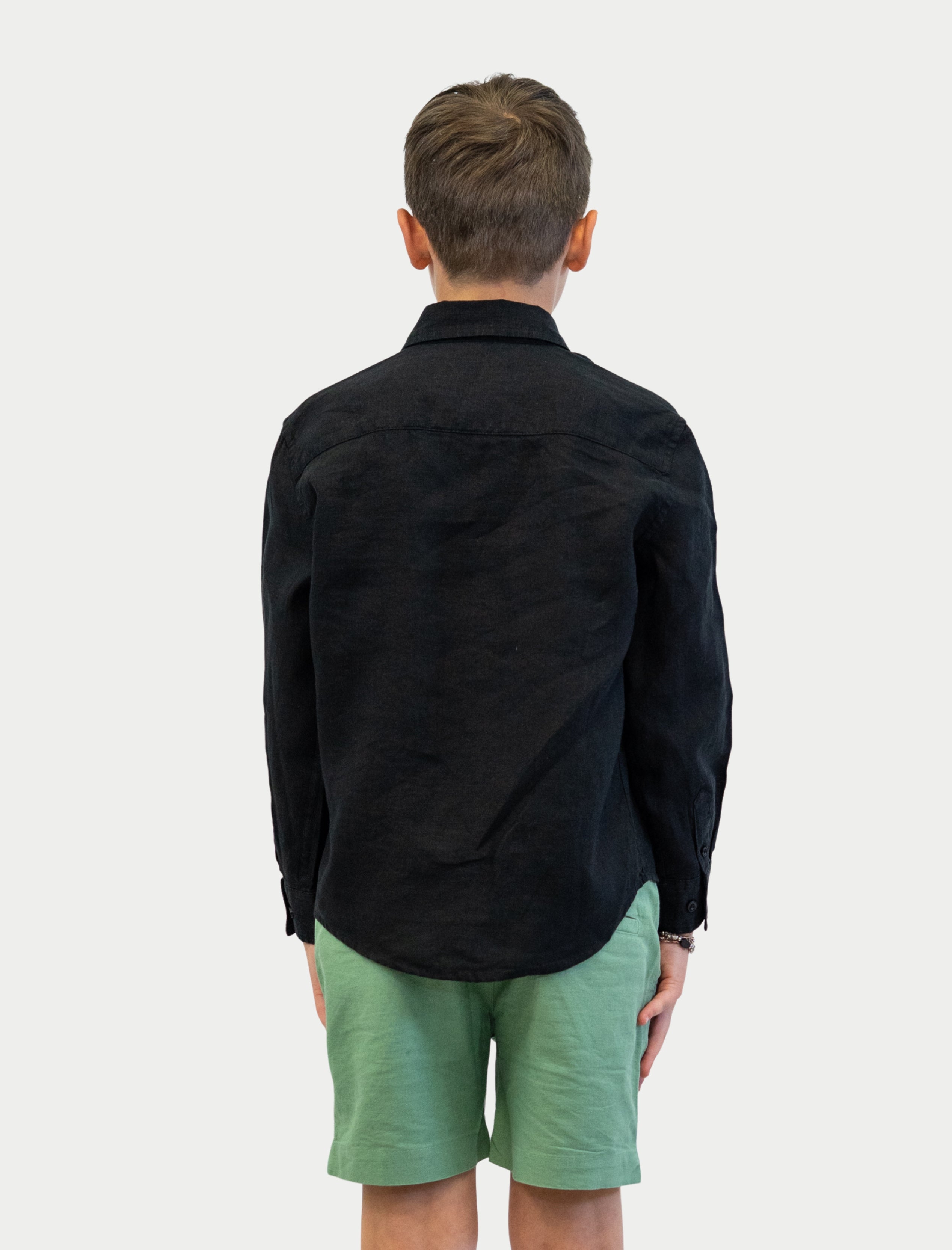 Camisa Soft Linen para niño color negro vista posterior