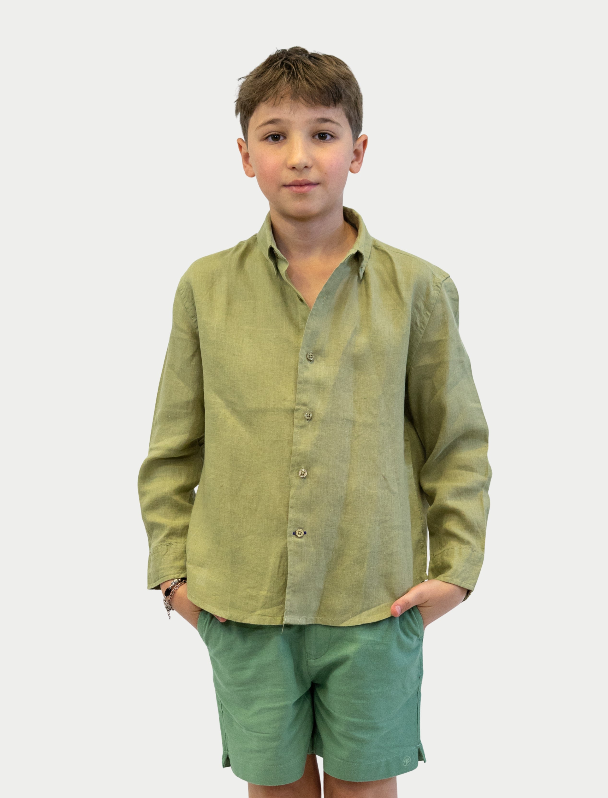 Camisa Soft Linen para niño color olivo vista de frente