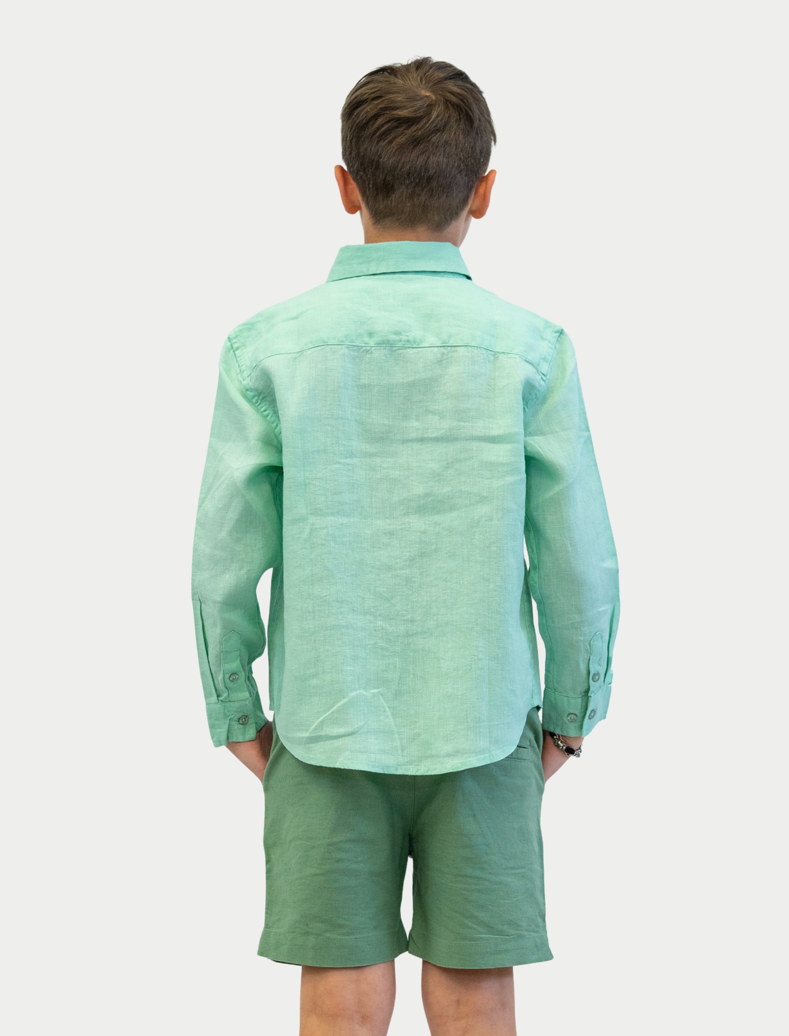 Camisa Soft Linen para niño color verde menta vista posterior