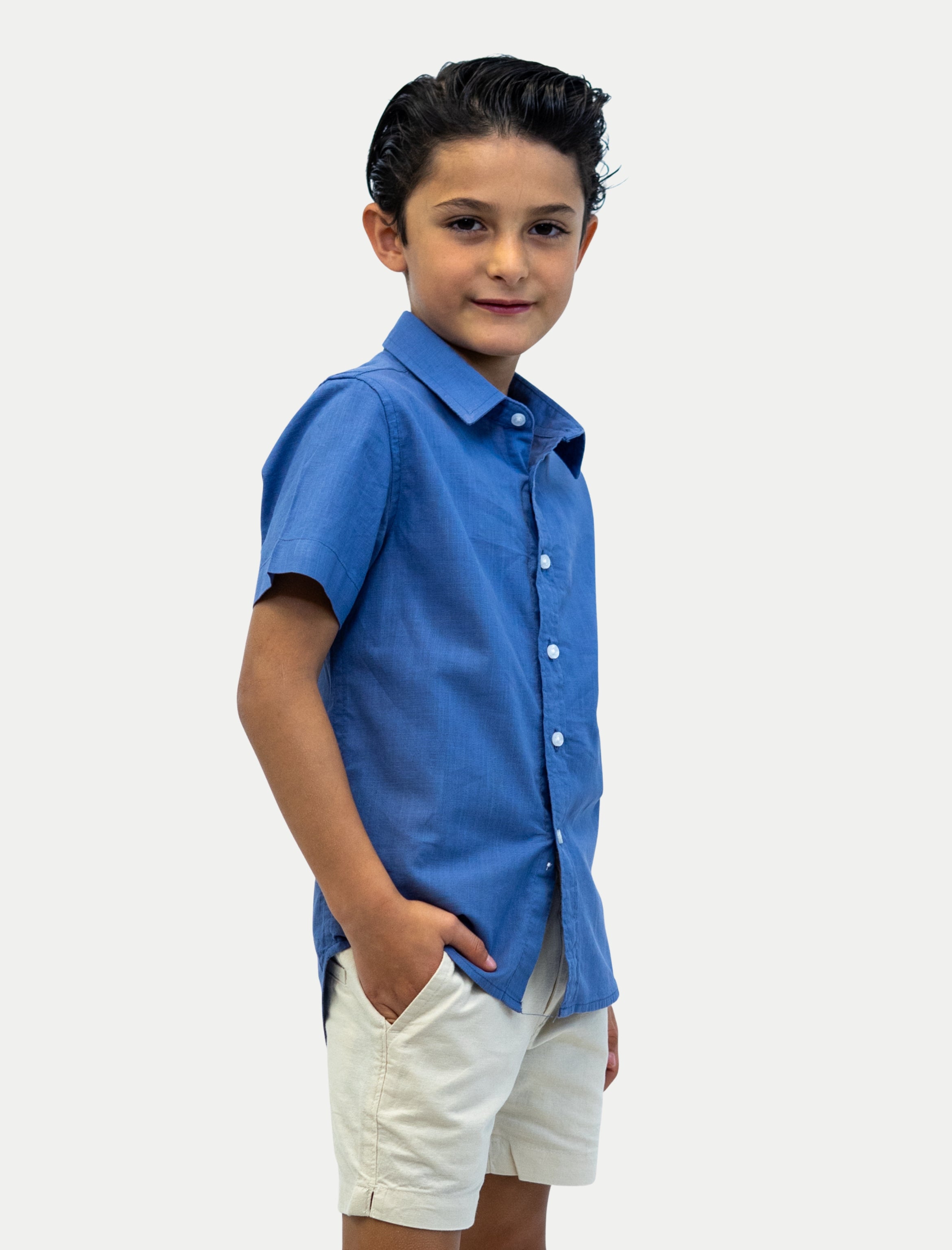 Camisa azul de niño en algodón slub vista de lado