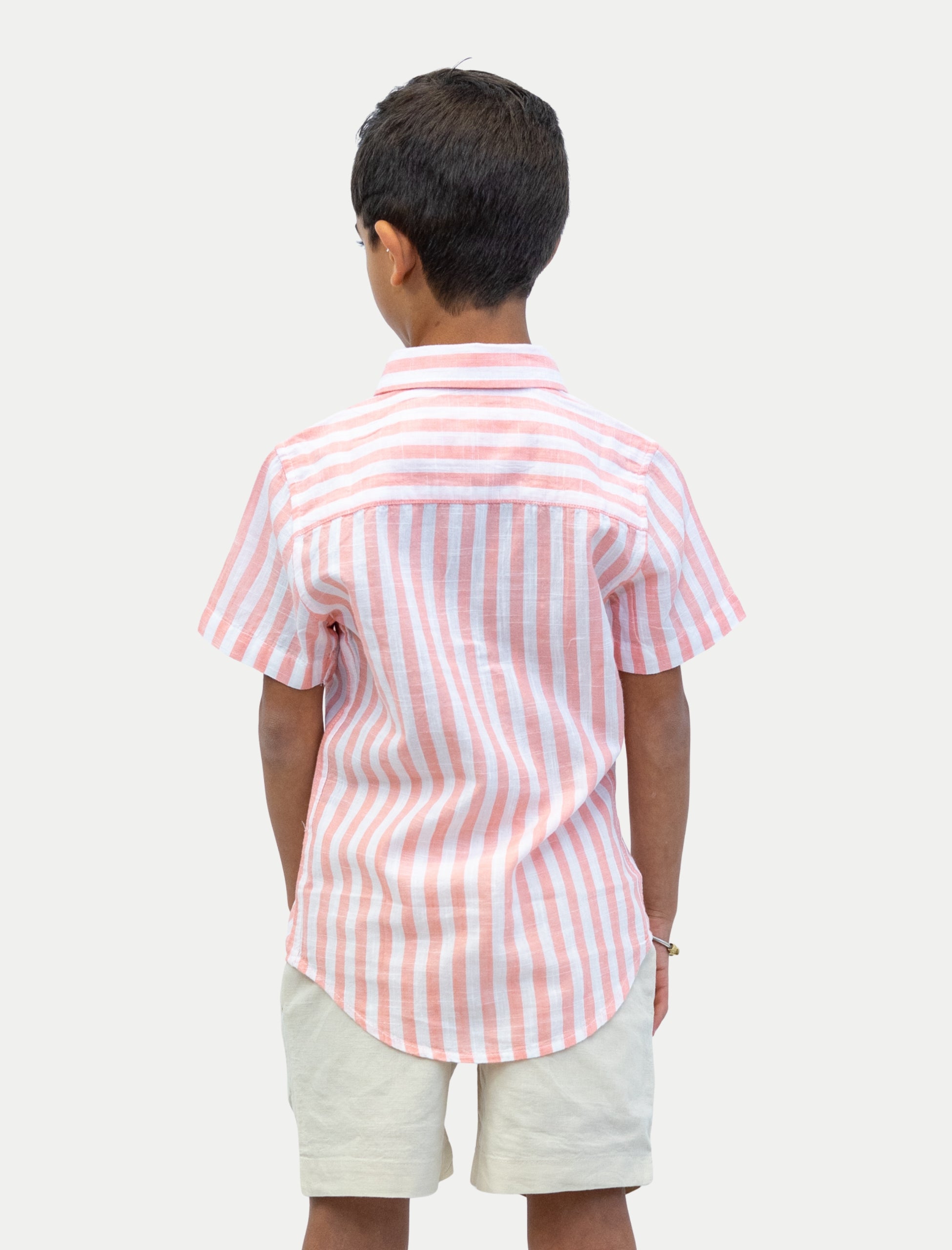 Camisa rayada durazno para niño vista de espalda