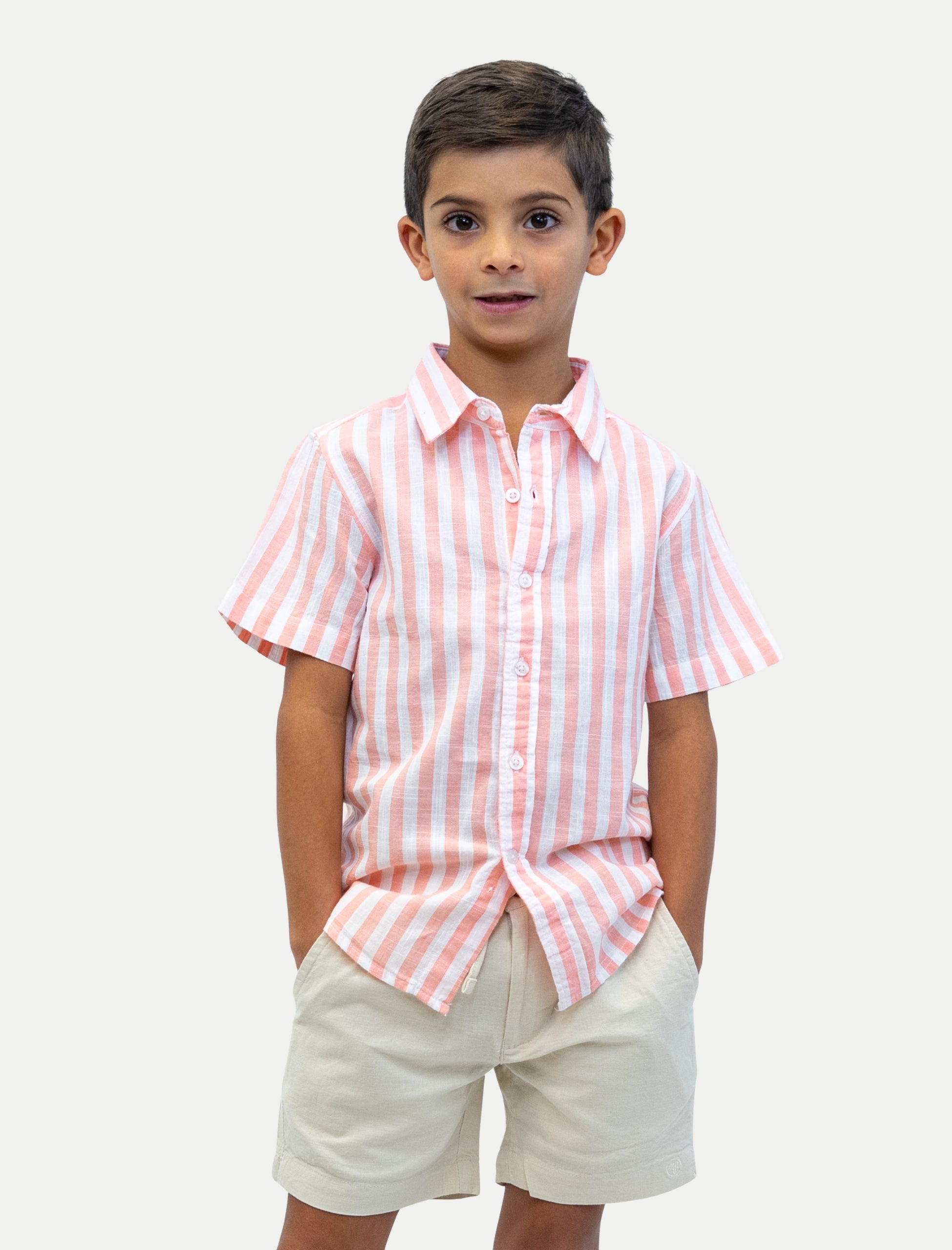 Camisa rayada durazno para niño vista de frente