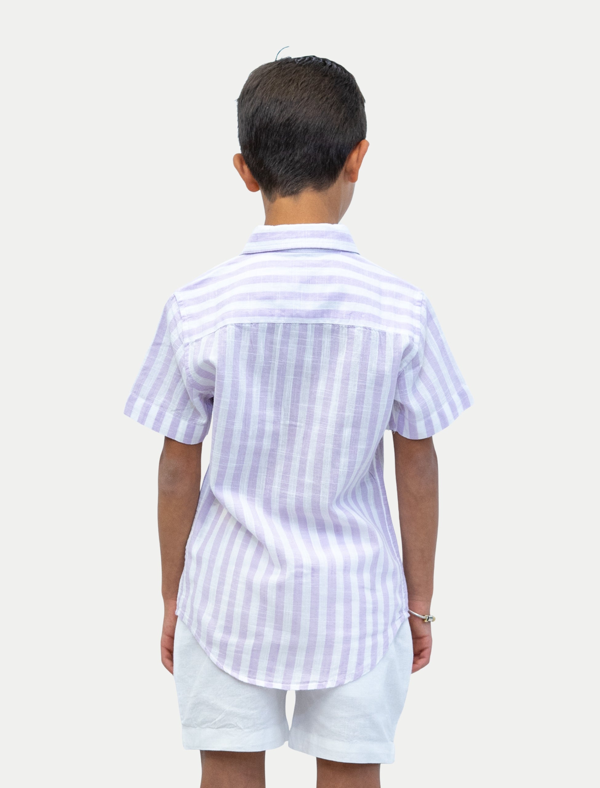 Camisa rayada lila para niño vista de espalda