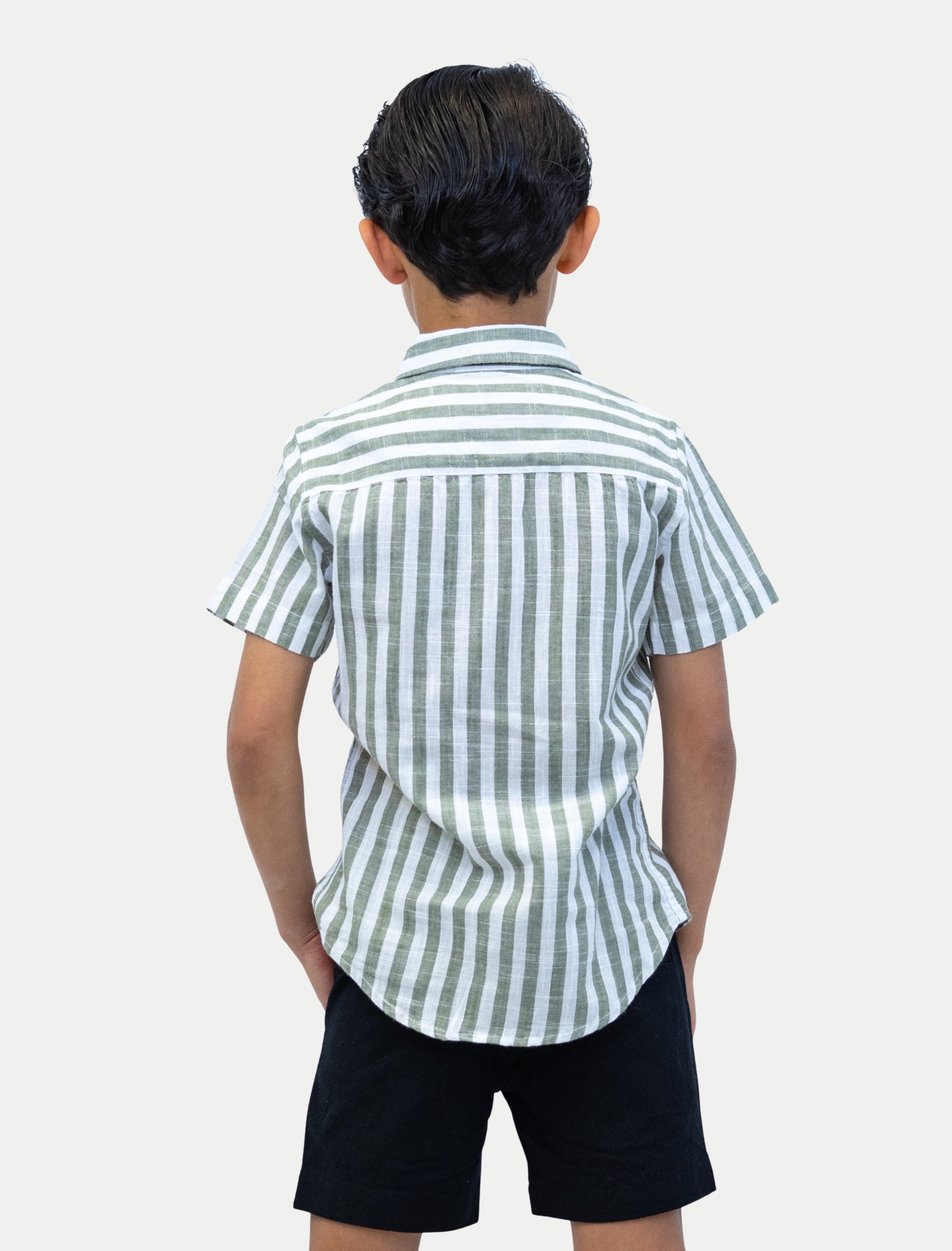 Camisa rayada olivo para niño vista de espalda