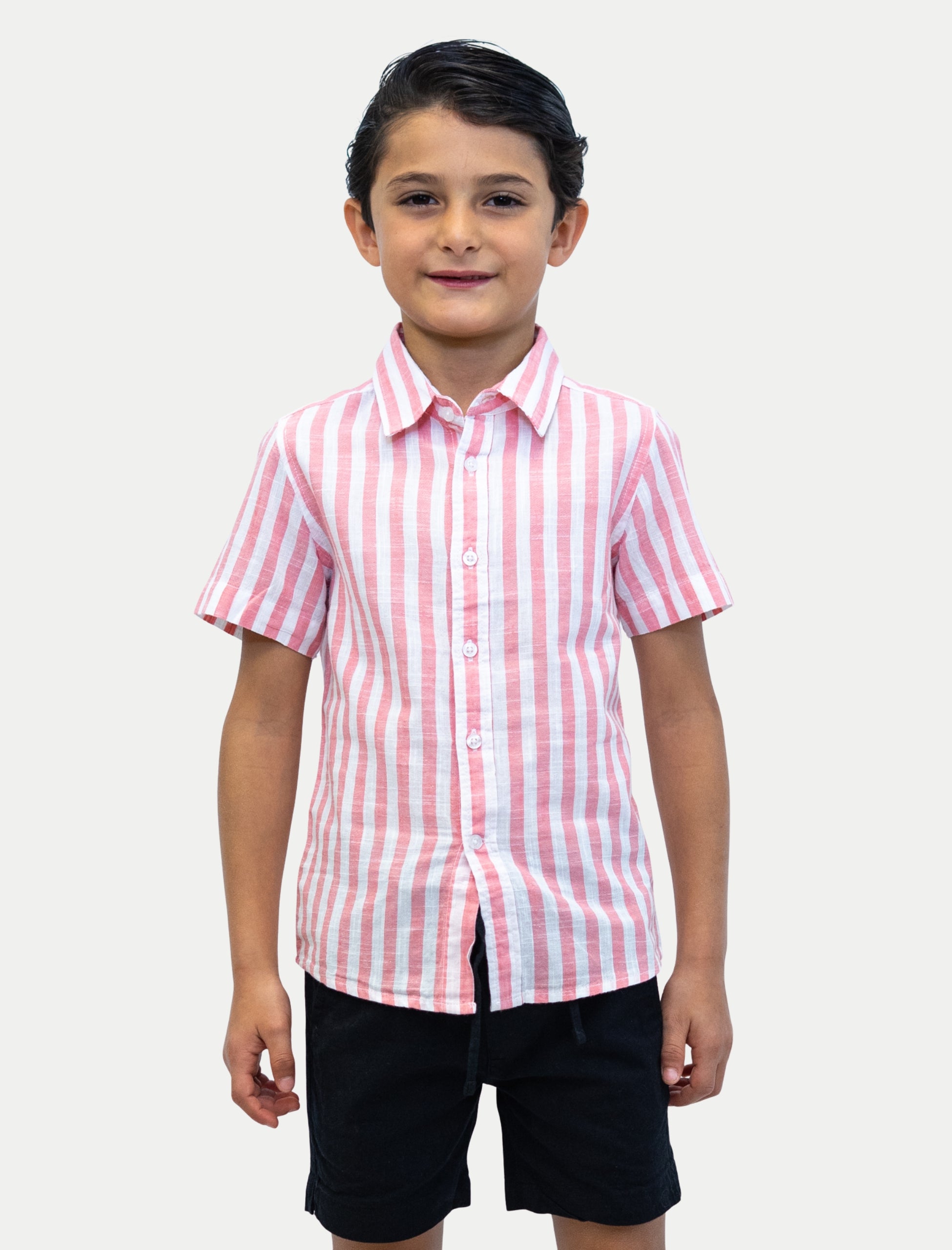 Camisa rayada rosa para niño vista de frente
