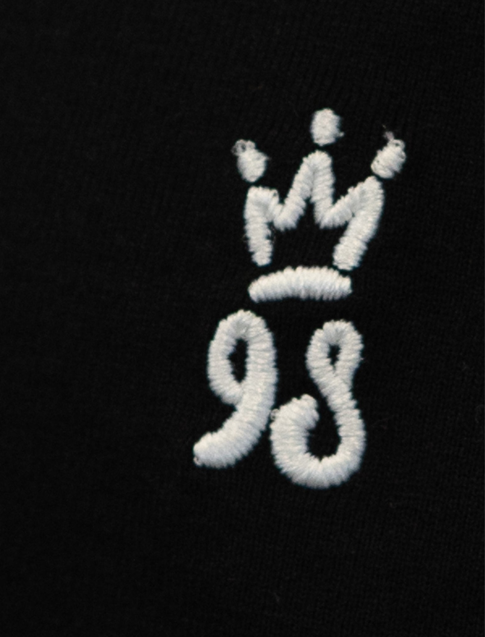 Detalle Diamond Finish Crown 98 color negro