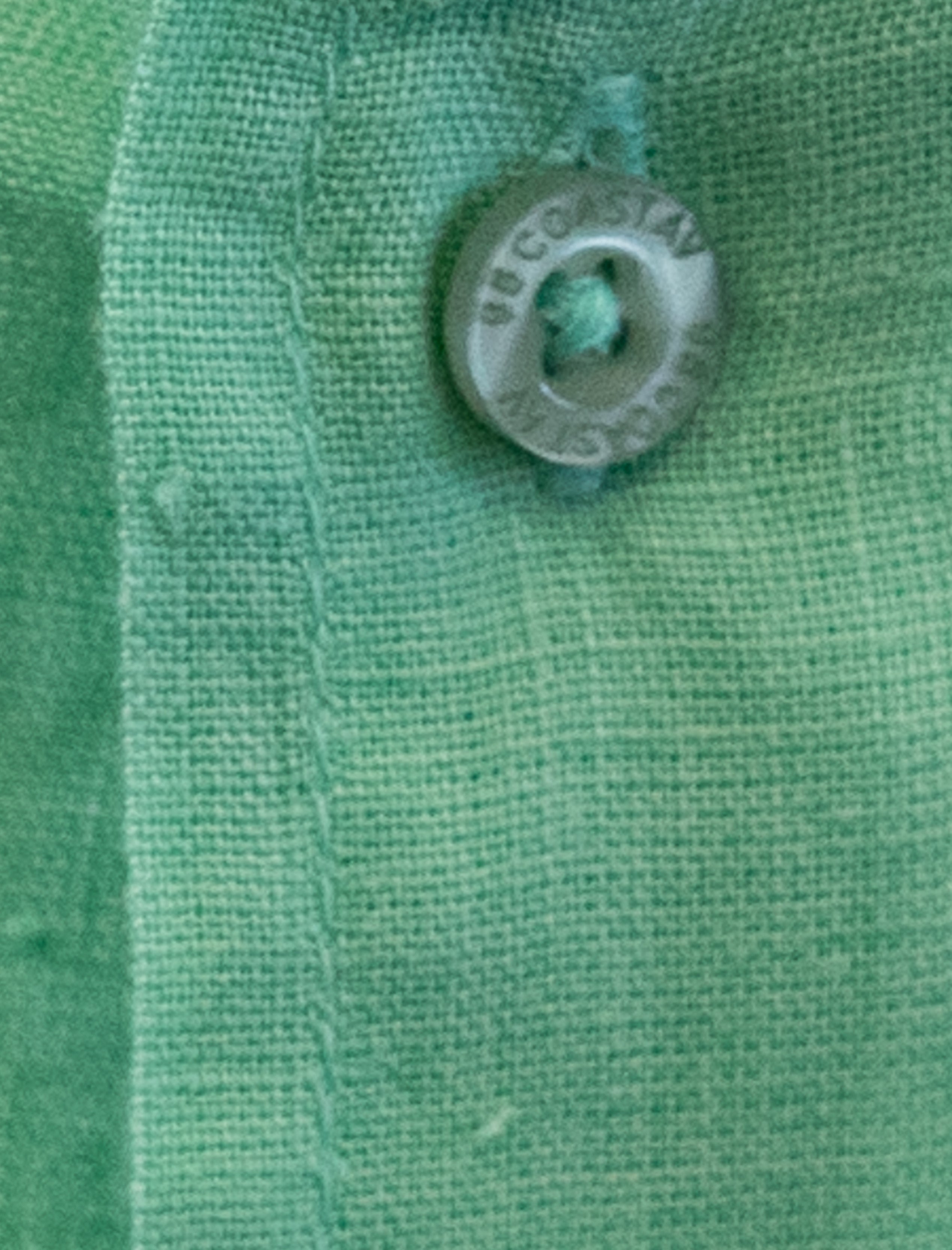 Detalle de camisa Soft Linen niño color verde menta