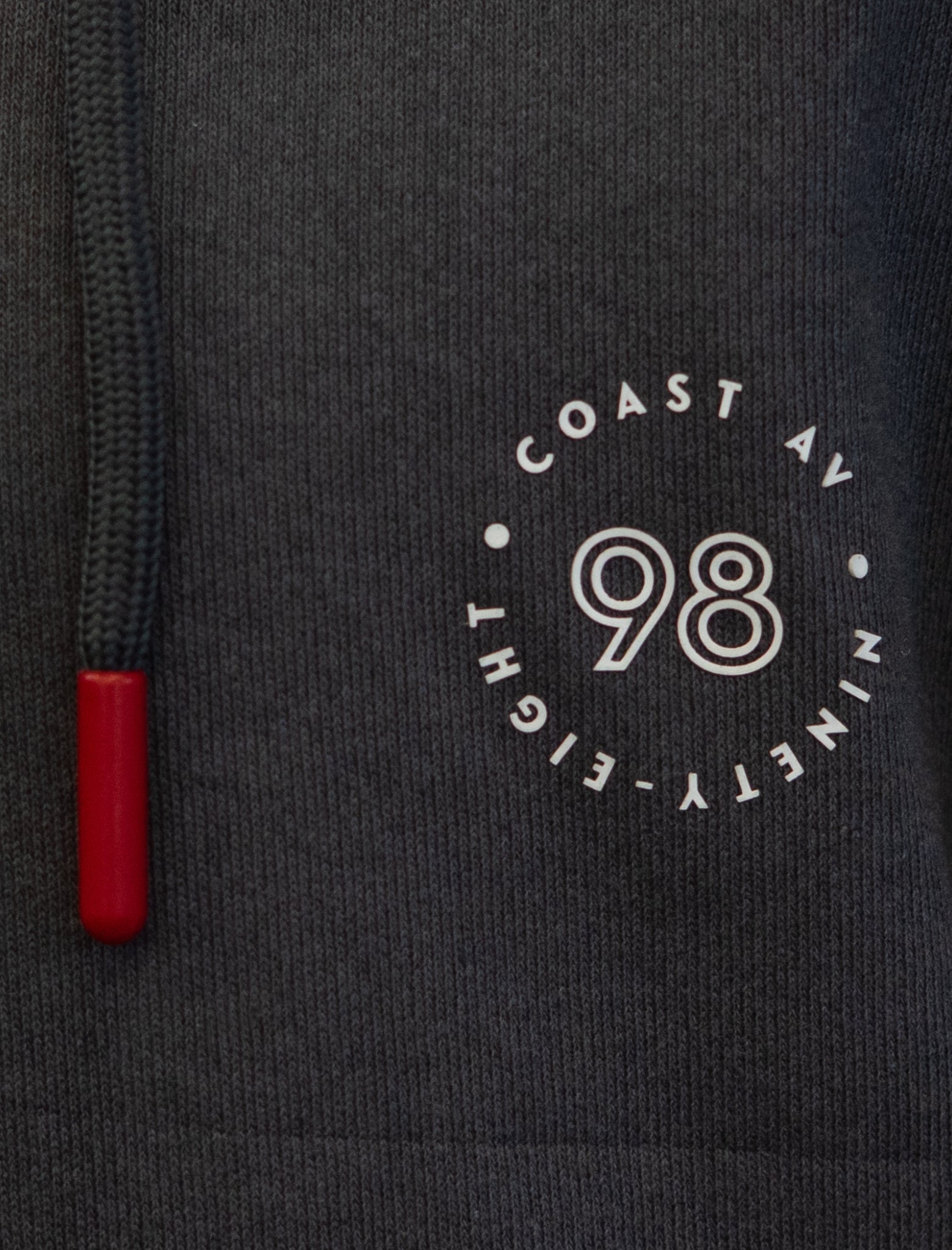 Detalle de sudadera gris de niño