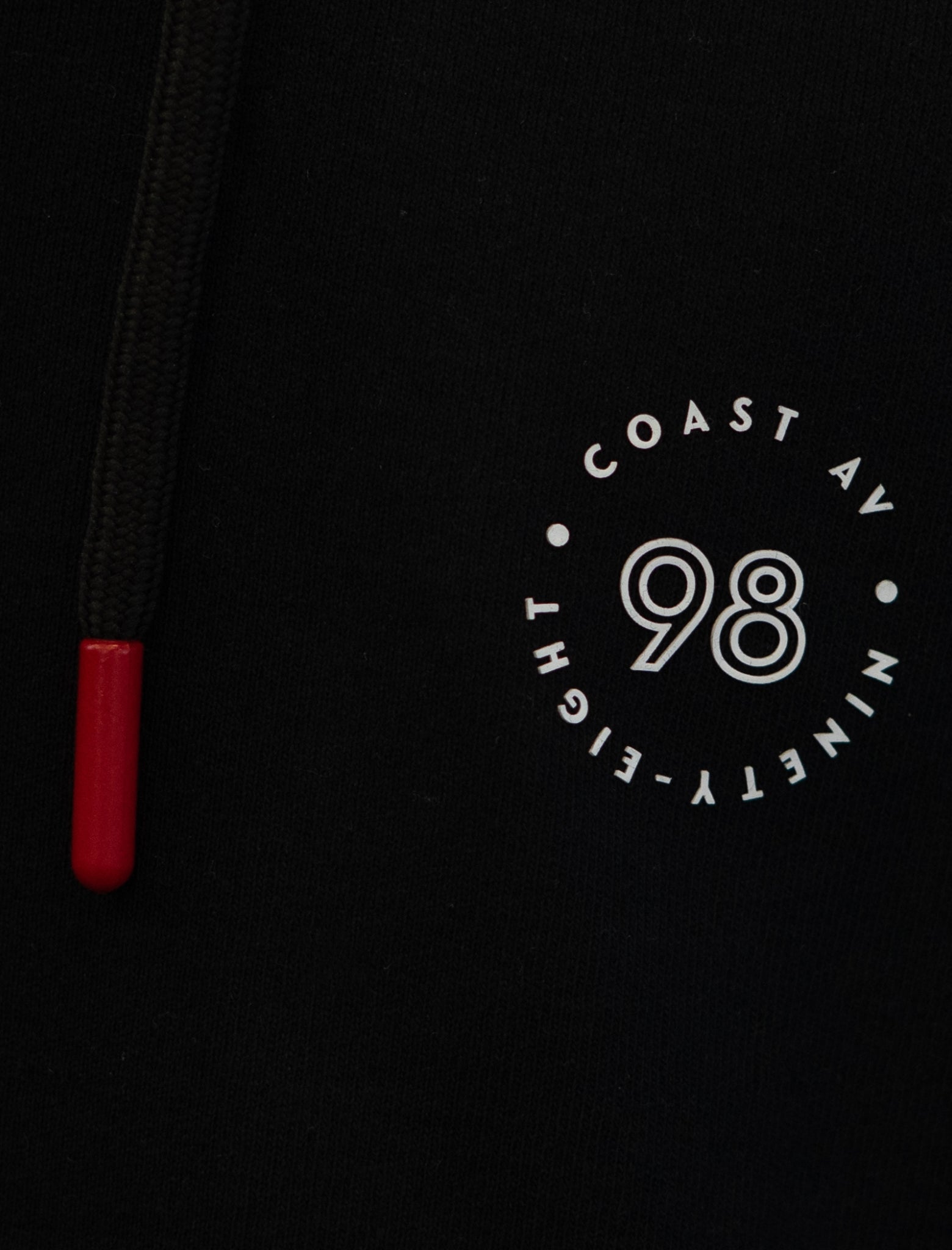 Detalle de sudadera negra de niño