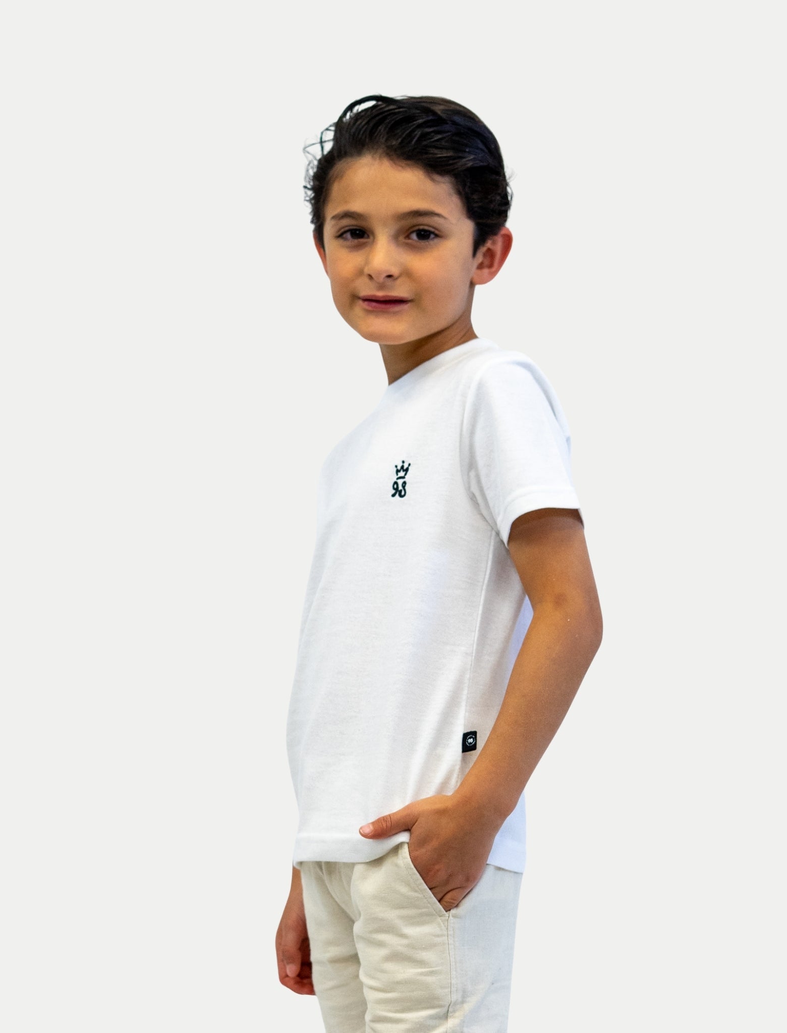 Playera Crown 98 para niño color blanco vista lateral