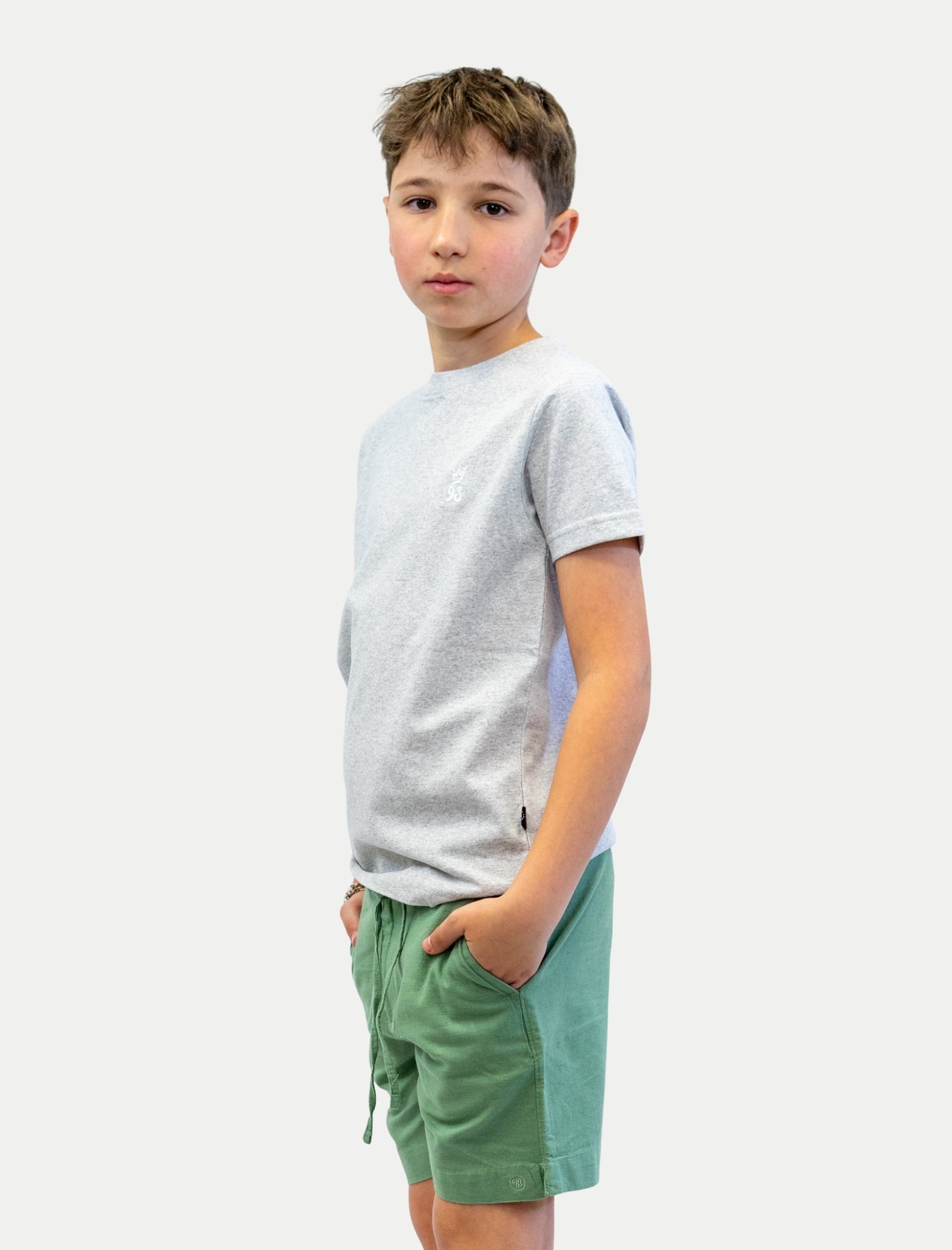 Playera Crown 98 para niño color gris vista de frente