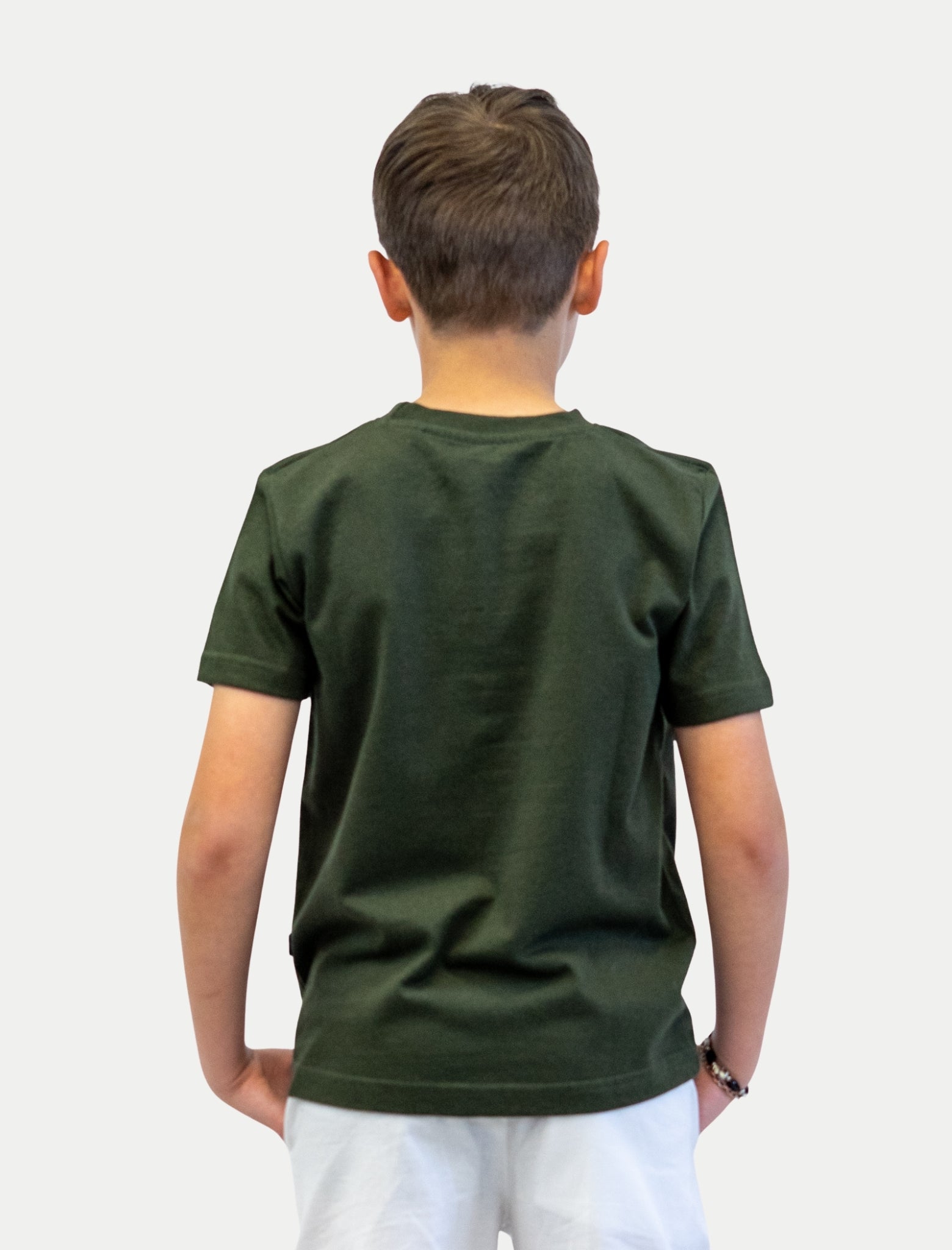 Playera Crown 98 para niño color olivo vista posterior