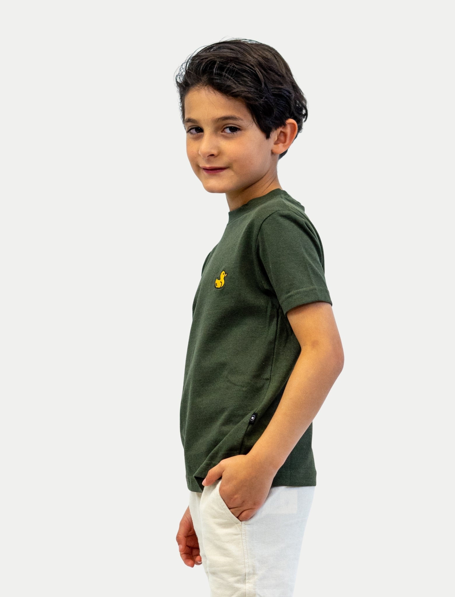 Playera Duck para niño color olivo vista lateral