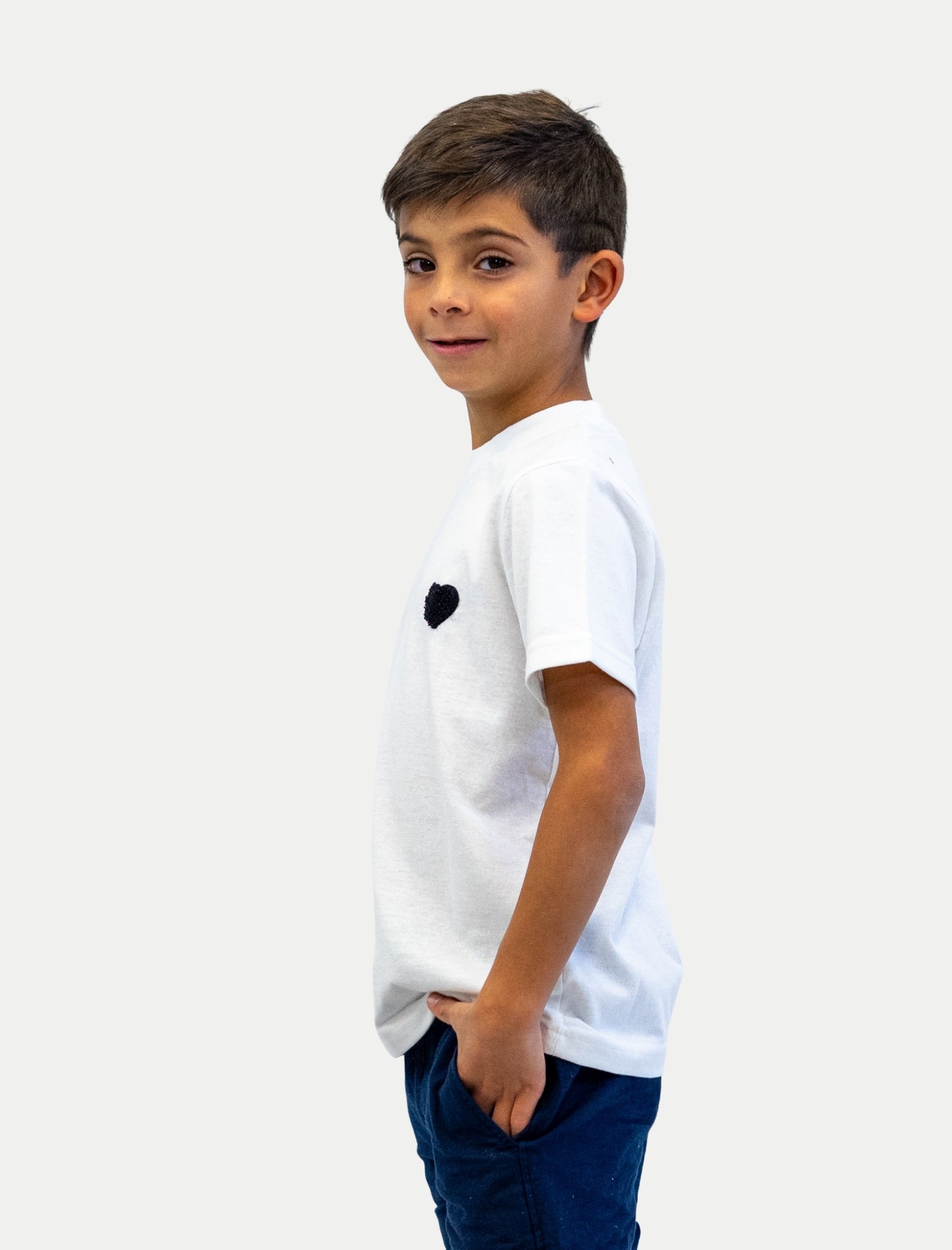 Playera Heart para niño color blanco vista lateral