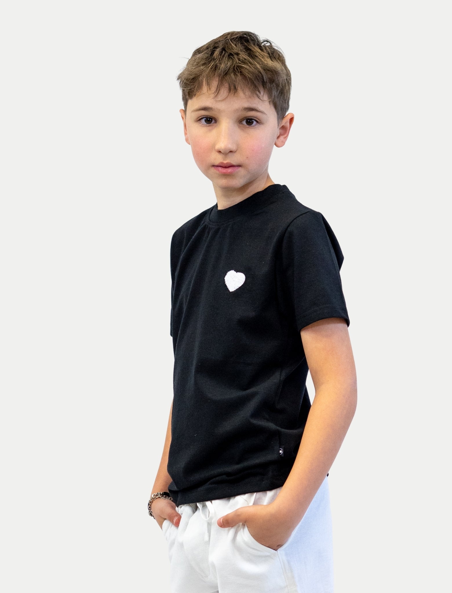 Playera Duck para niño color negro vista lateral