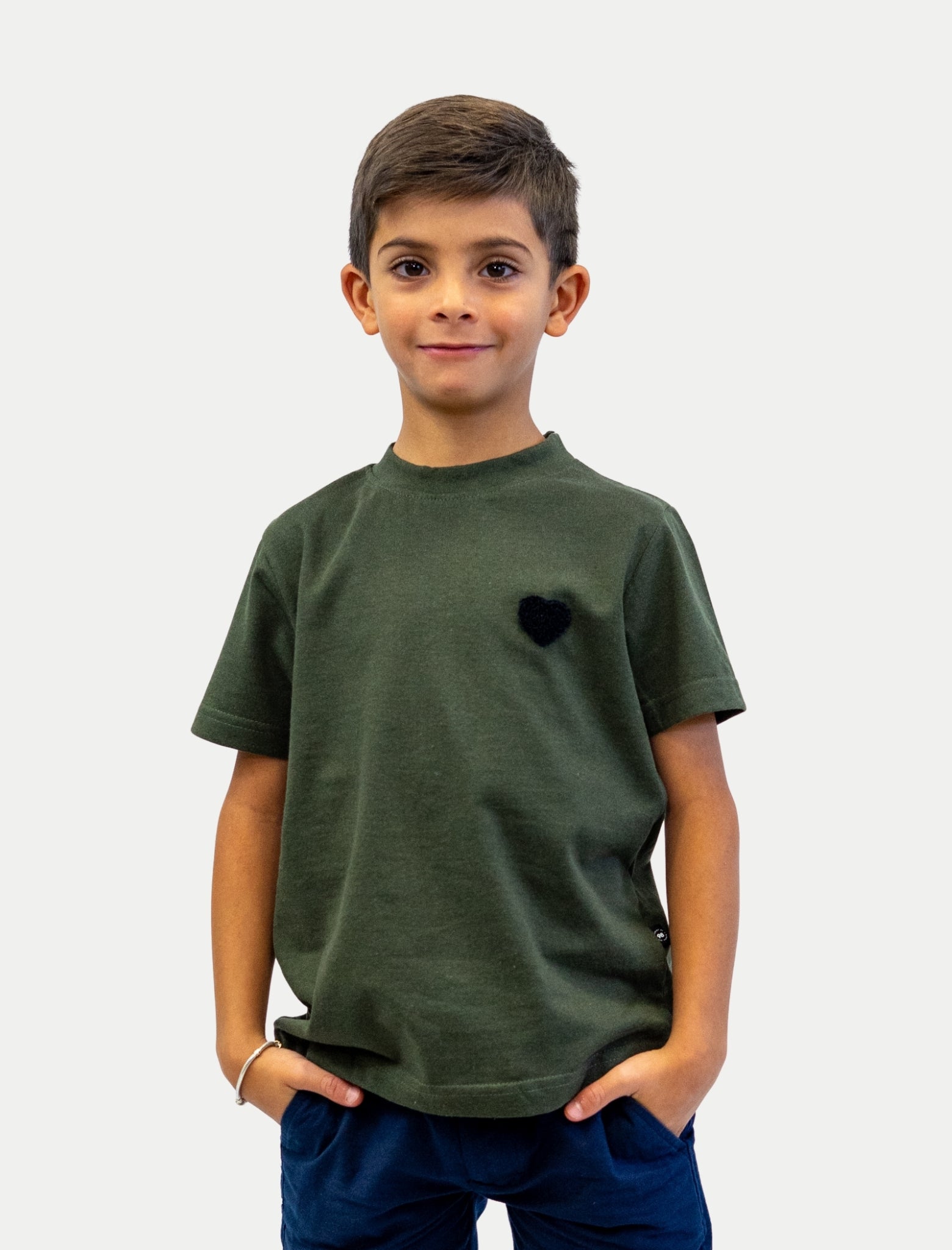 Playera Heart para niño color olivo vista de frente