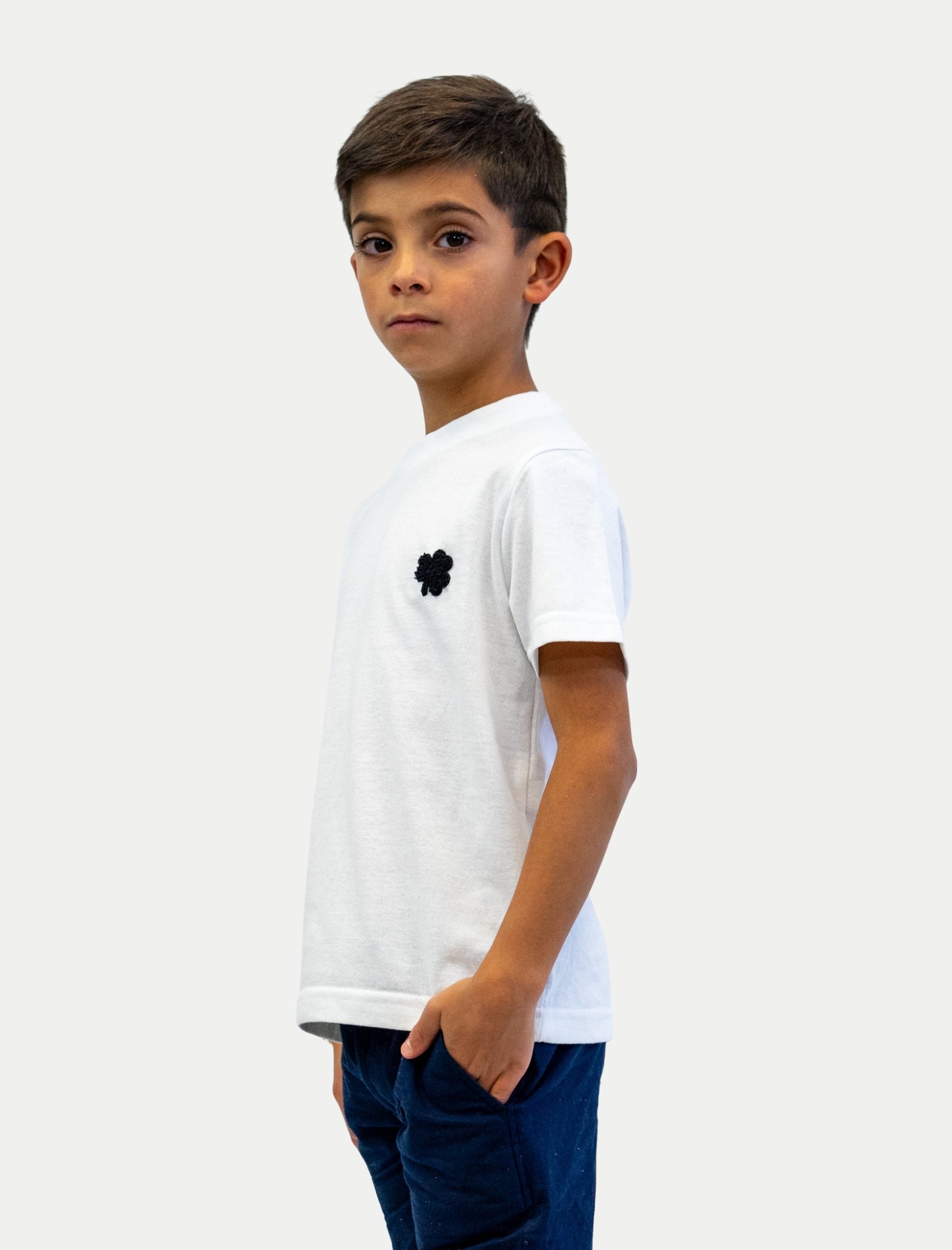 Playera Lucky para niño color blanco vista lateral