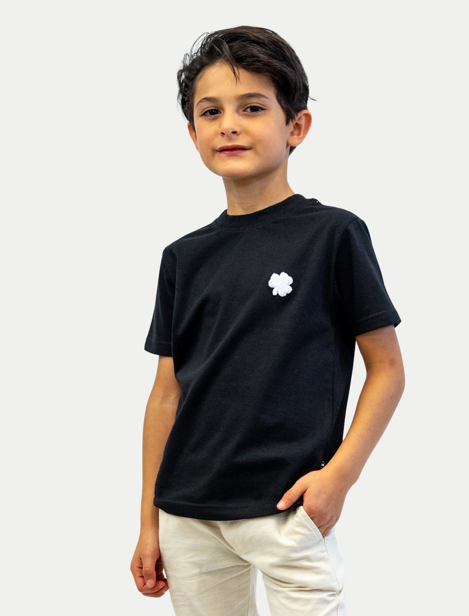 Playera Lucky para niño color negro vista de frente