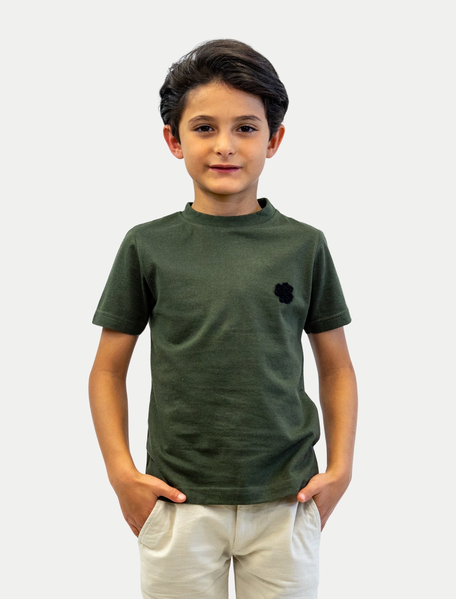 Playera Lucky para niño color olivo vista de frente