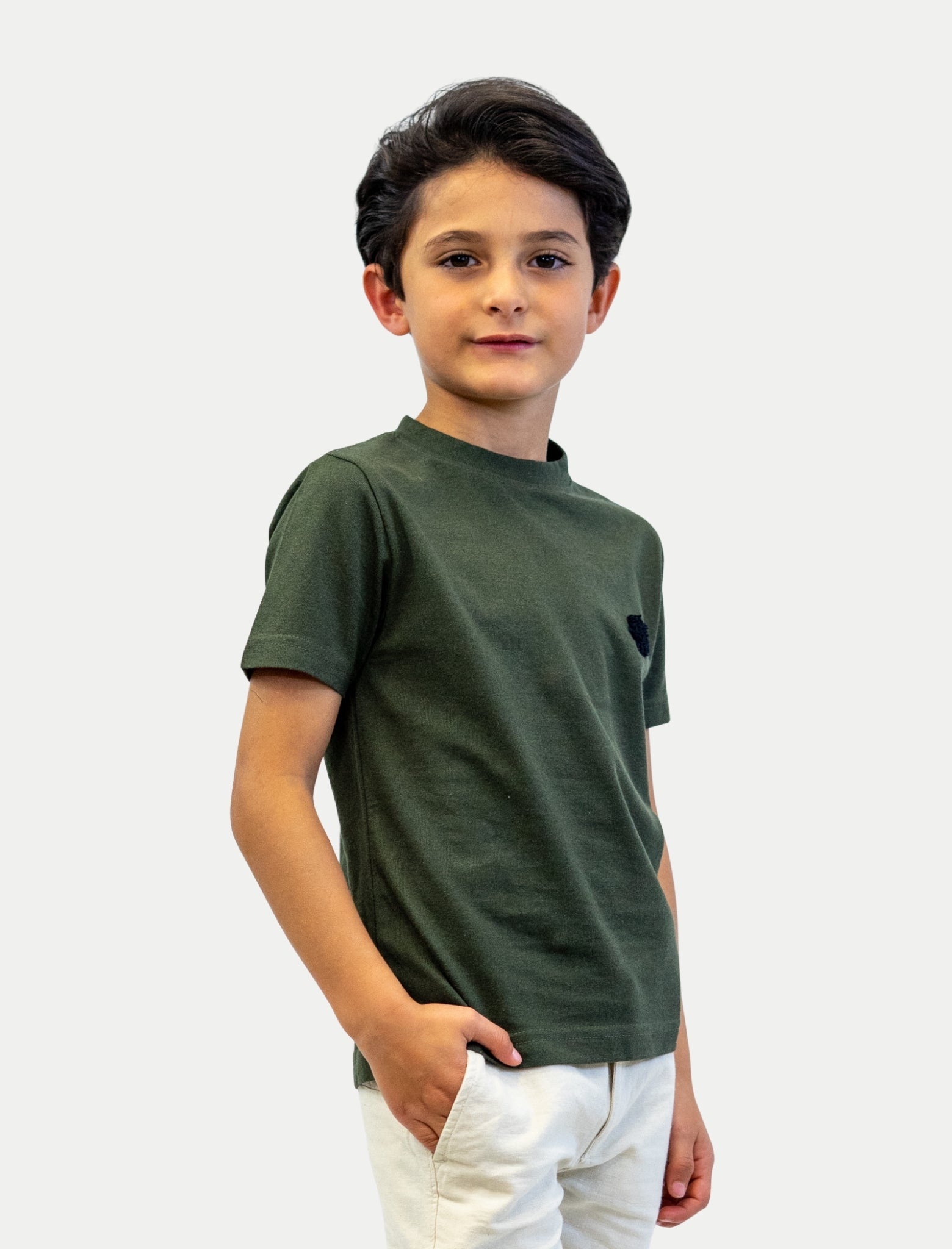 Playera Lucky para niño color olivo vista lateral