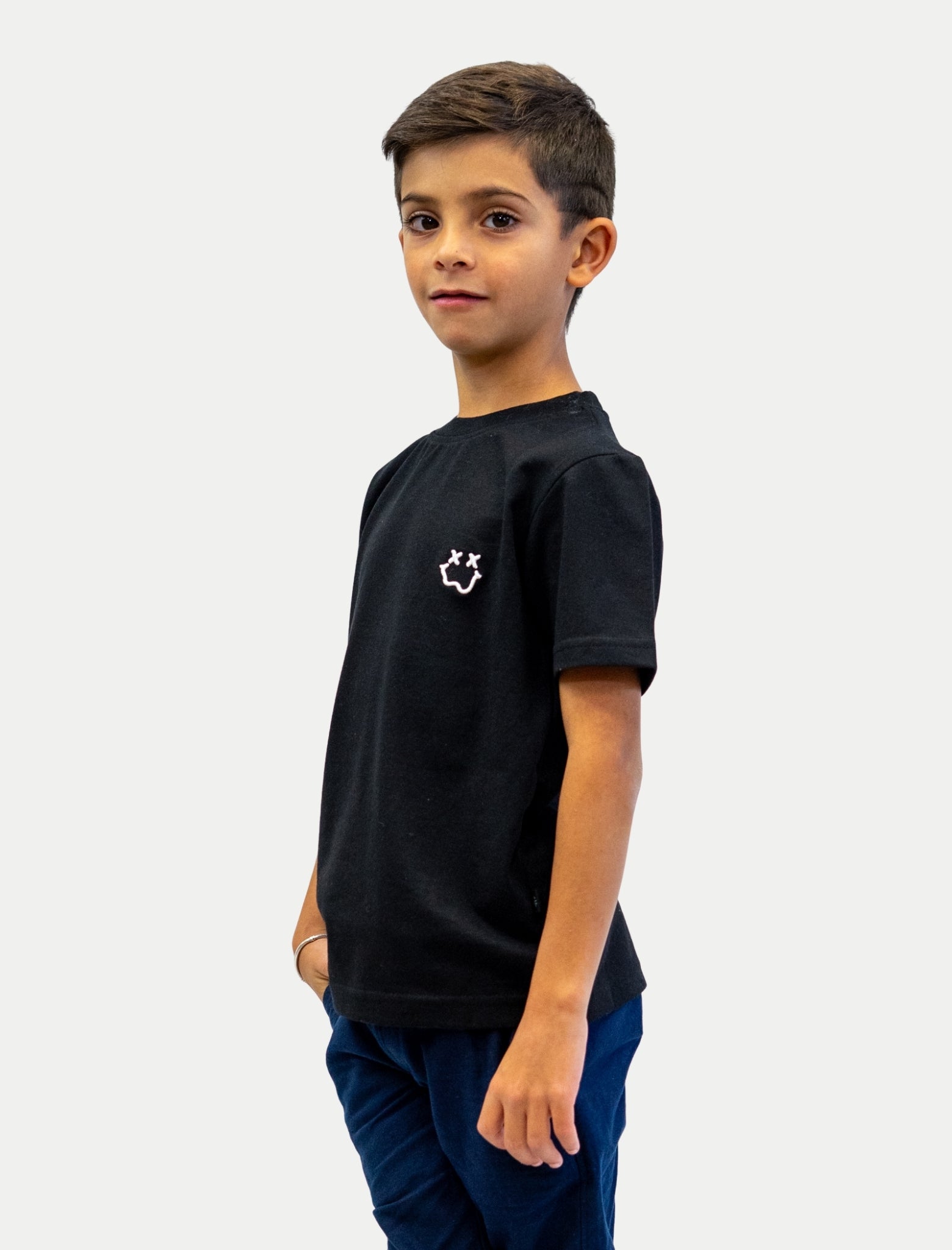 Playera Smile XX para niño color negro vista lateral