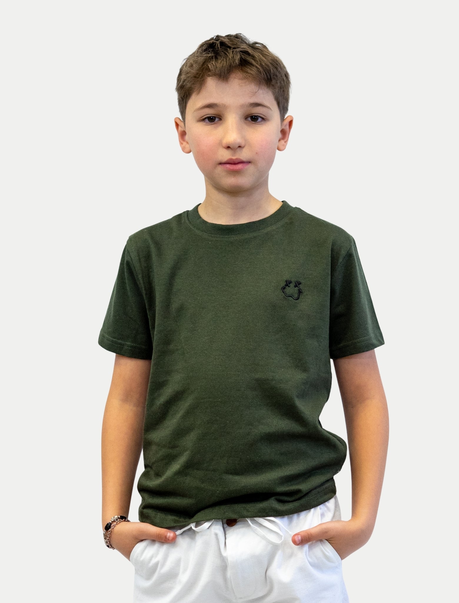 Playera Smile XX para niño color olivo vista de frente
