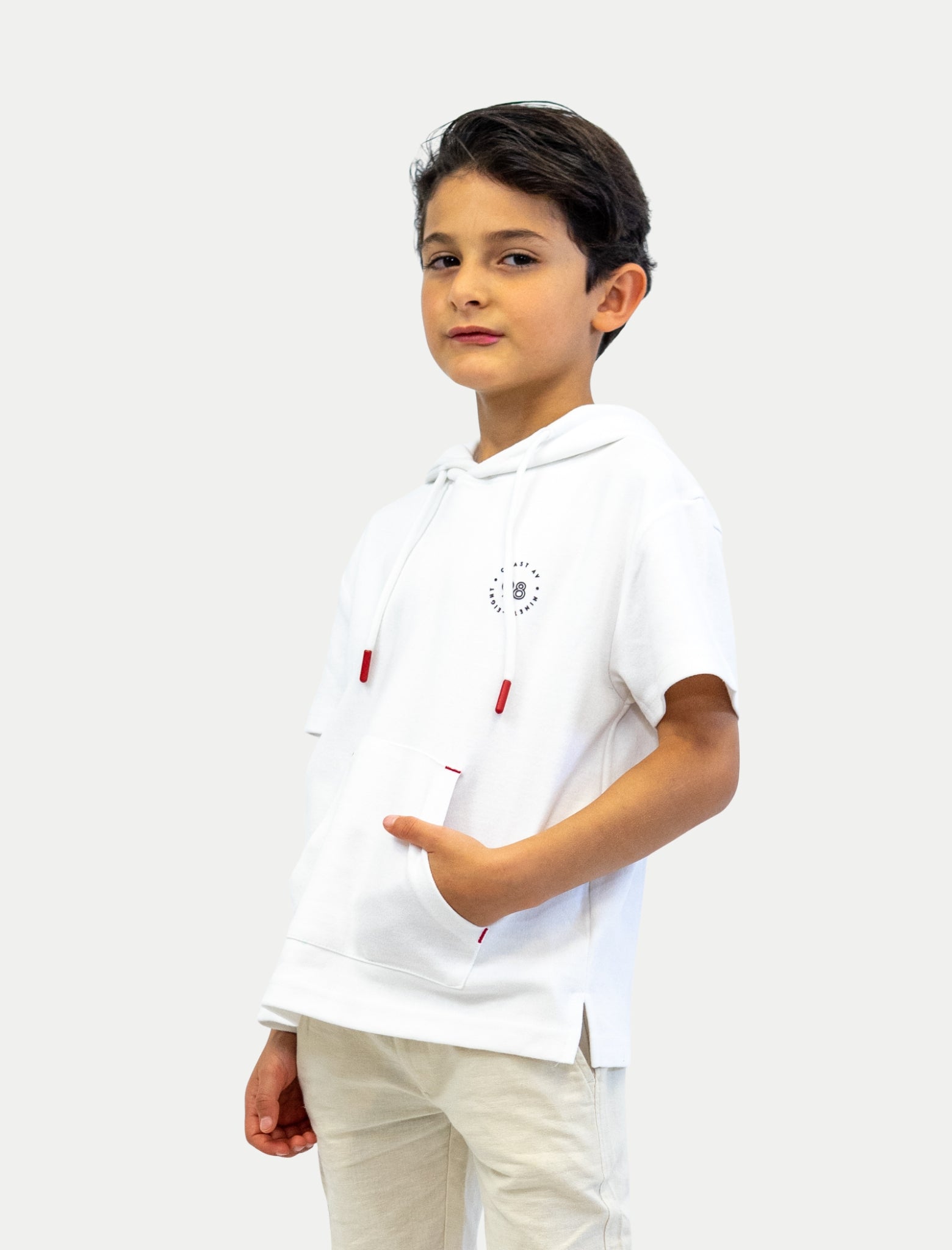 Sudadera blanca de niño vista de lado