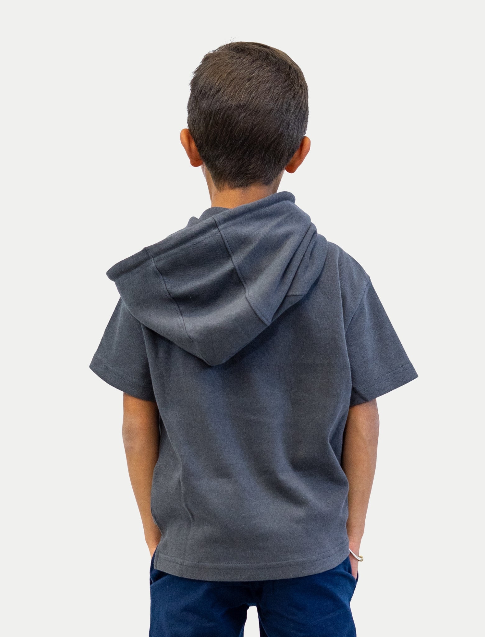 Sudadera gris de niño vista de espalda