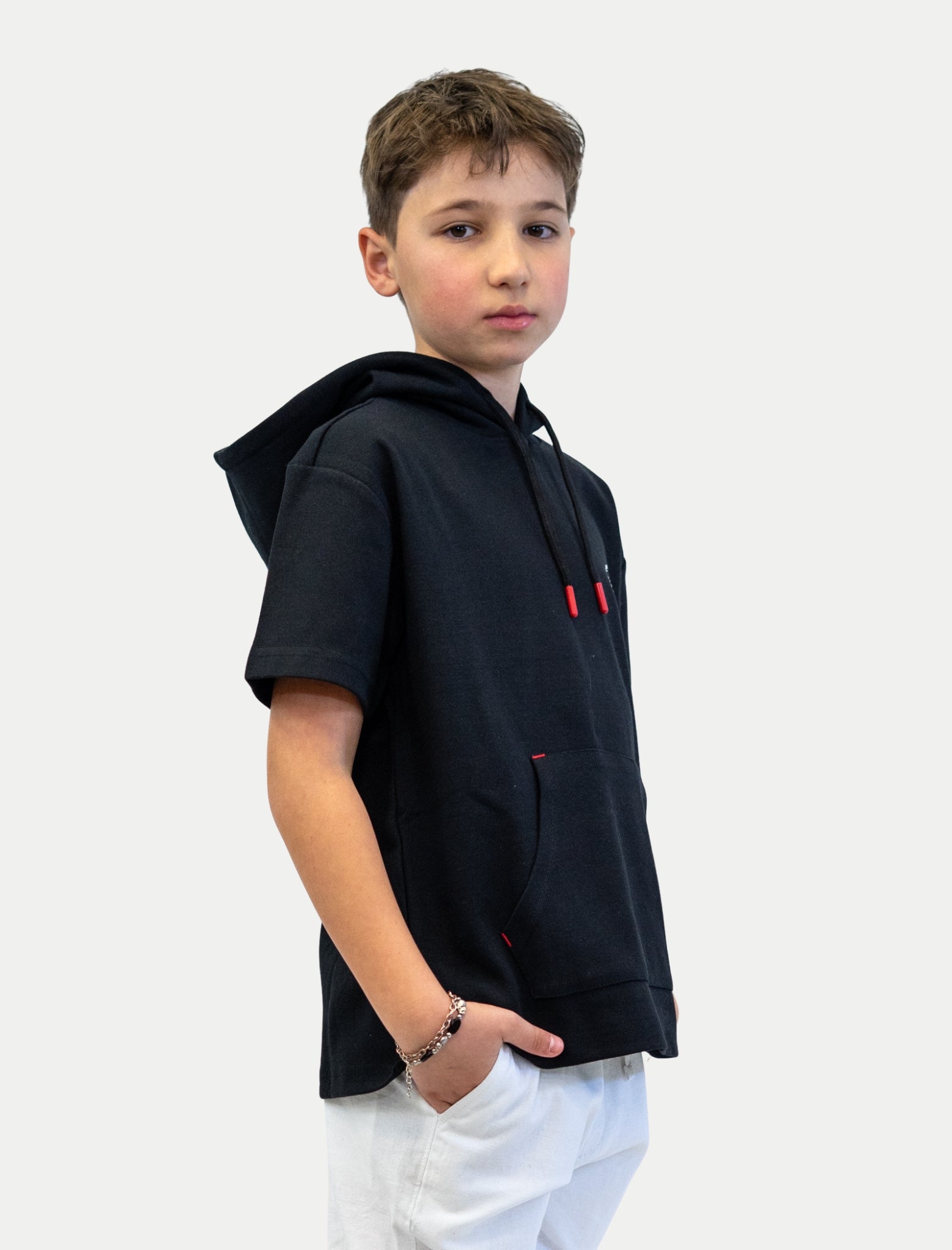 Sudadera negra de niño vista de lado