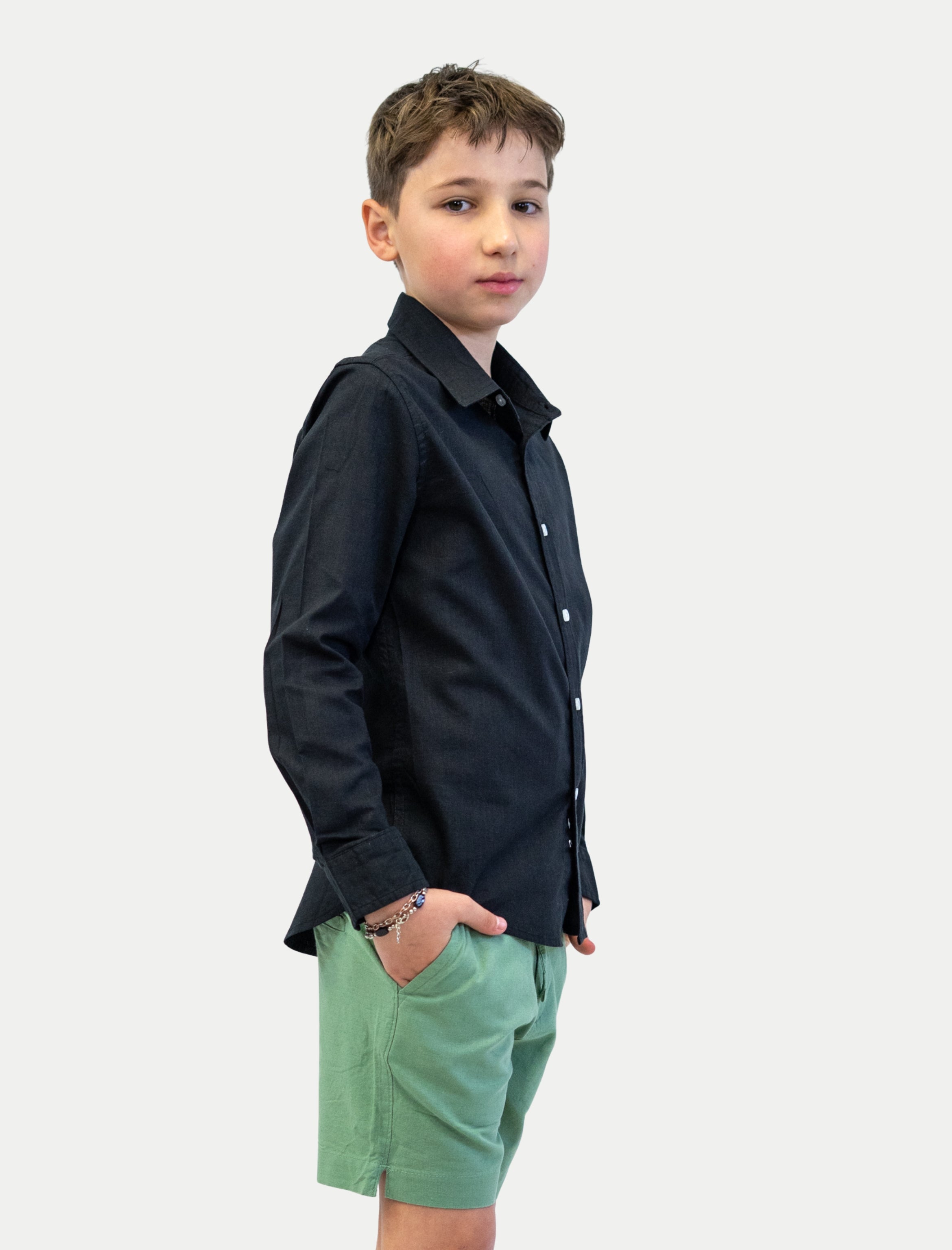 Camisa negropara niño en algodón slub vista de lado