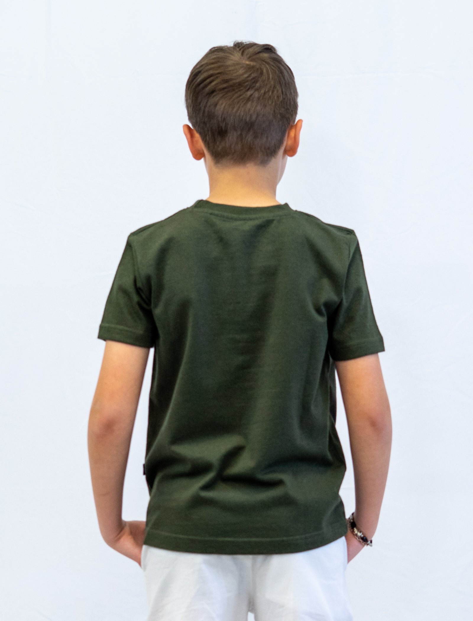 Playera Crown 98 para niño color olivo vista posterior