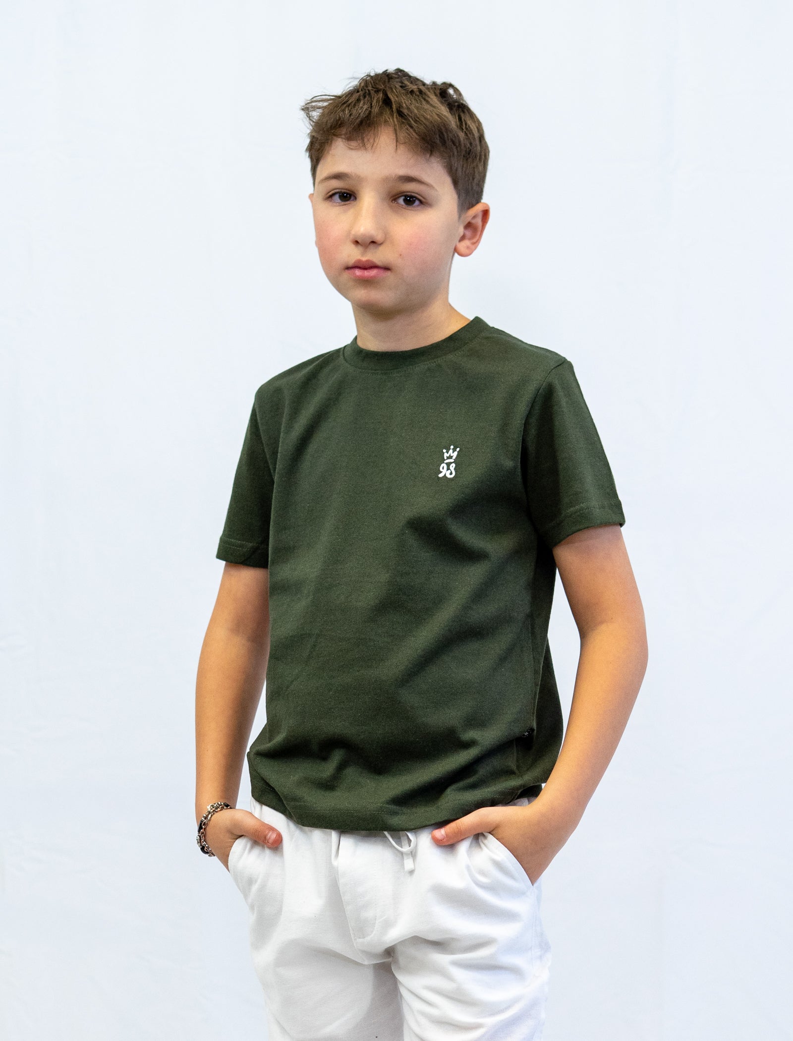 Playera Crown 98 para niño color olivo vista de frente