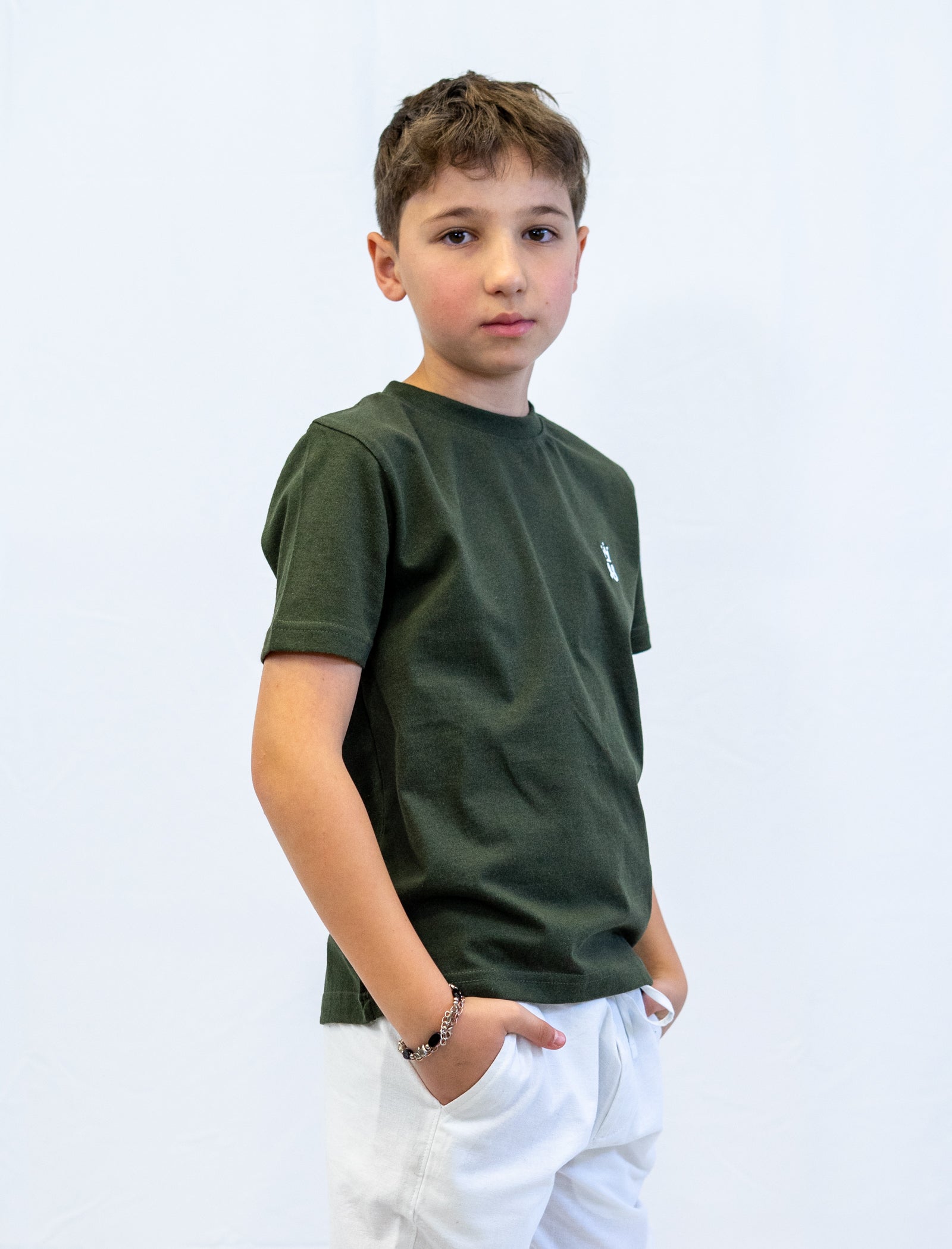Playera Crown 98 para niño color olivo vista lateral