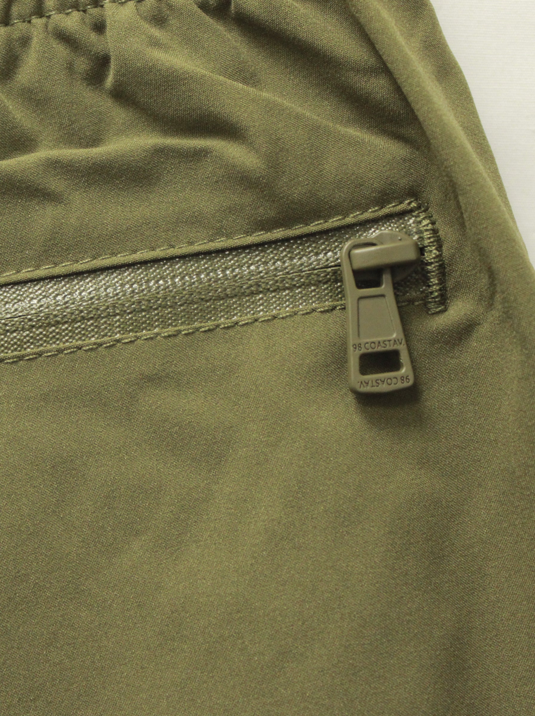 Traje de baño The New Classics para niño olivo, bolsa trasera con cierre
