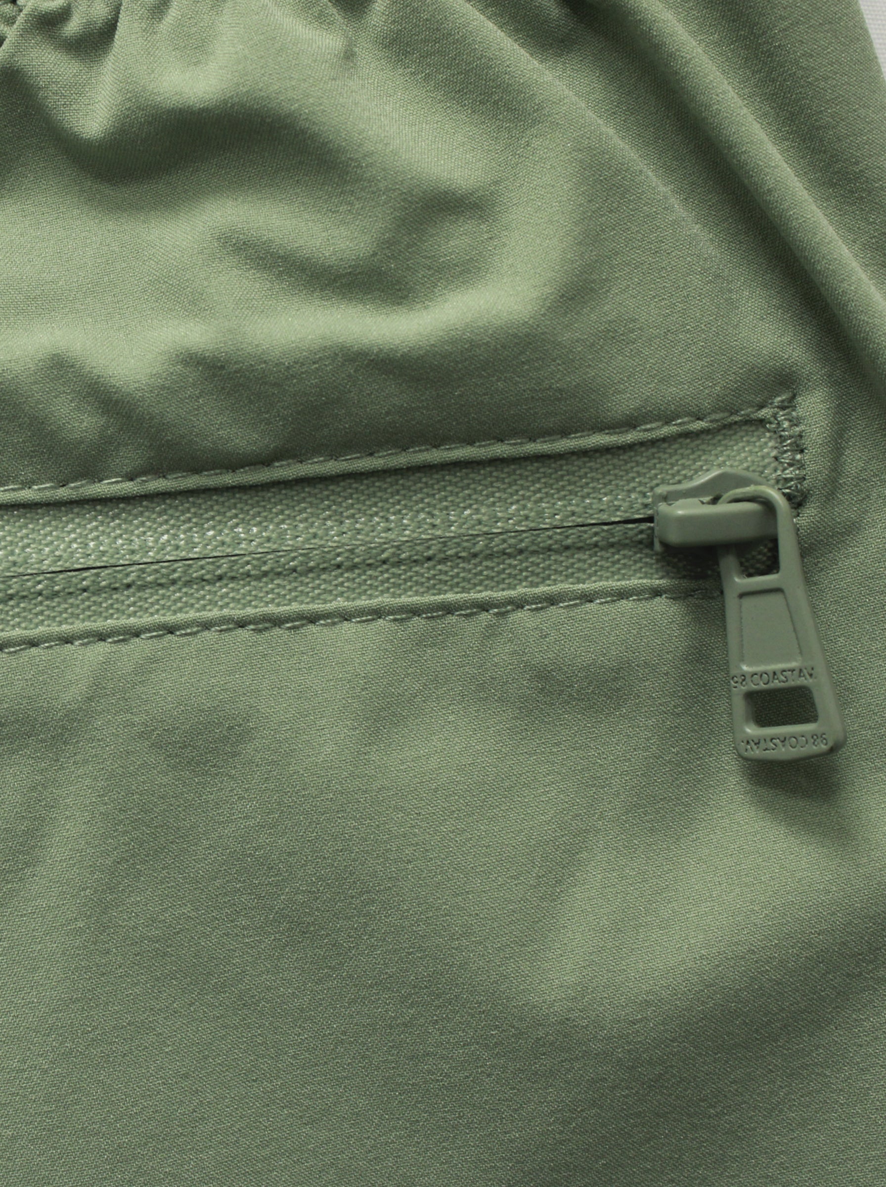 Traje de baño The New Classics para niño verde, bolsa trasera con cierre
