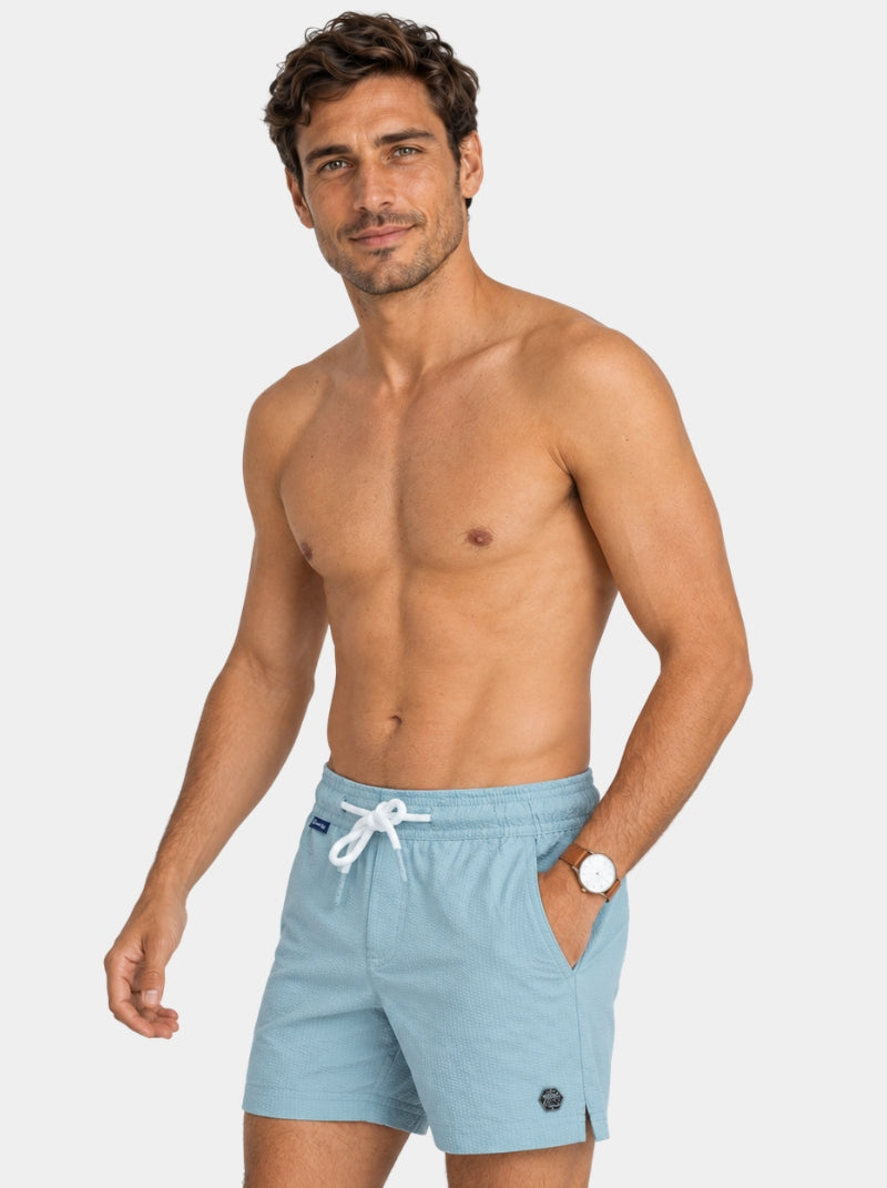 Short de baño Seersucker Capri azul claro para hombre, vista frontal con jareta blanca - 98 Coast Av