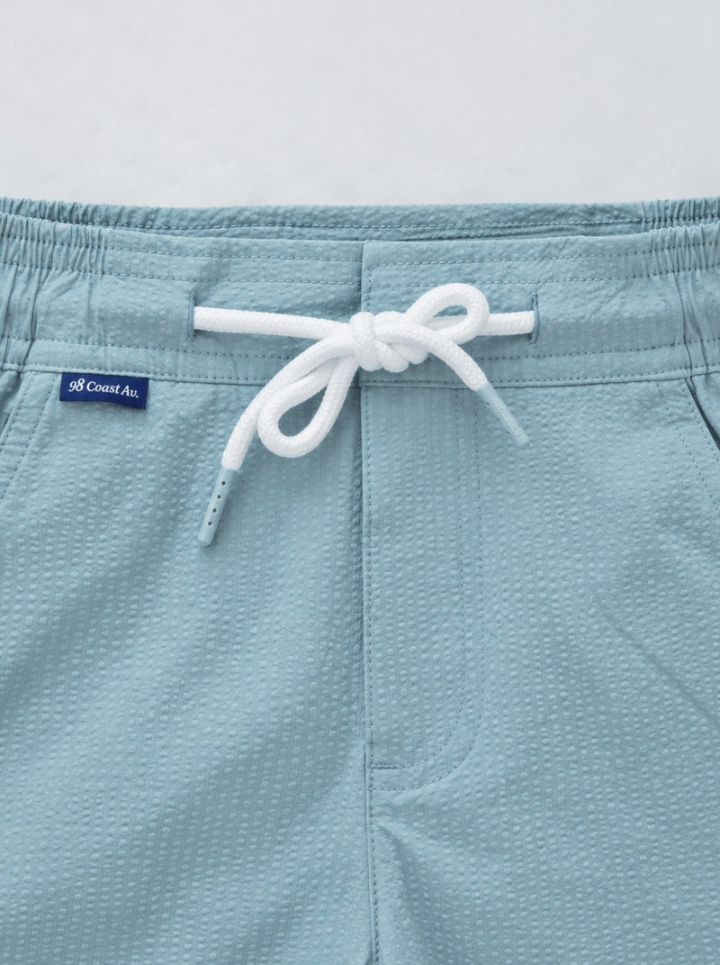 Detalle de jareta blanca con puntera y textura Seersucker en short de baño Capri azul claro - 98 Coast Av