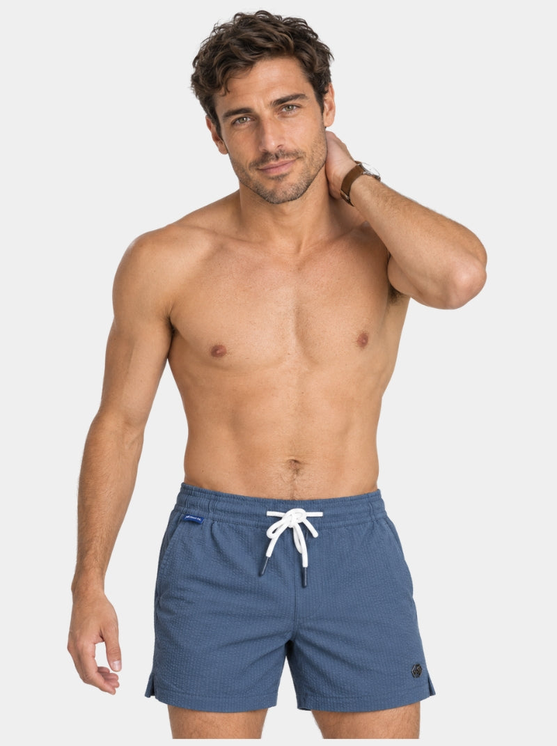 Short de baño Seersucker Capri azul para hombre, vista frontal con jareta blanca - 98 Coast Av