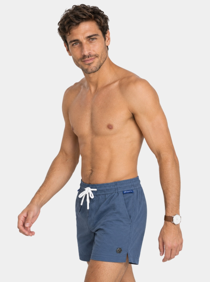 Short de baño Seersucker Capri azul para hombre, vista lateral con hexágono de logo metálico - 98 Coast Av