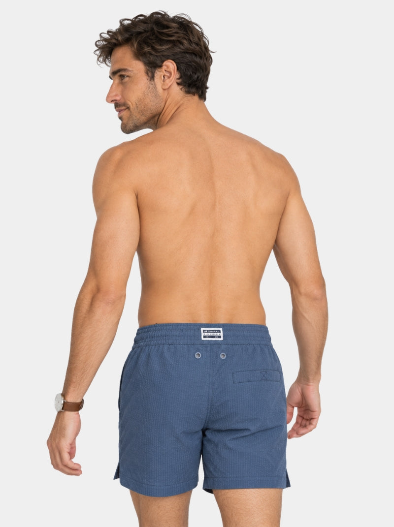 Short de baño Seersucker Capri azul para hombre, vista posterior con ojillos traseros - 98 Coast Av