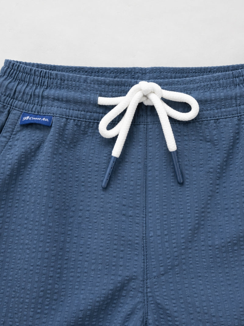 Detalle de jareta blanca con puntera y textura Seersucker en short de baño Capri azul - 98 Coast Av