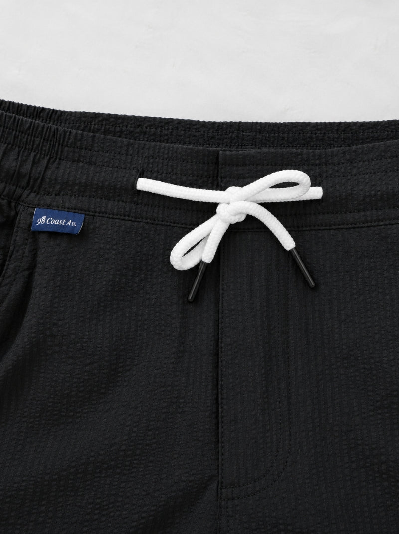 Detalle de jareta blanca con puntera y textura Seersucker en short de baño Capri negro - 98 Coast Av