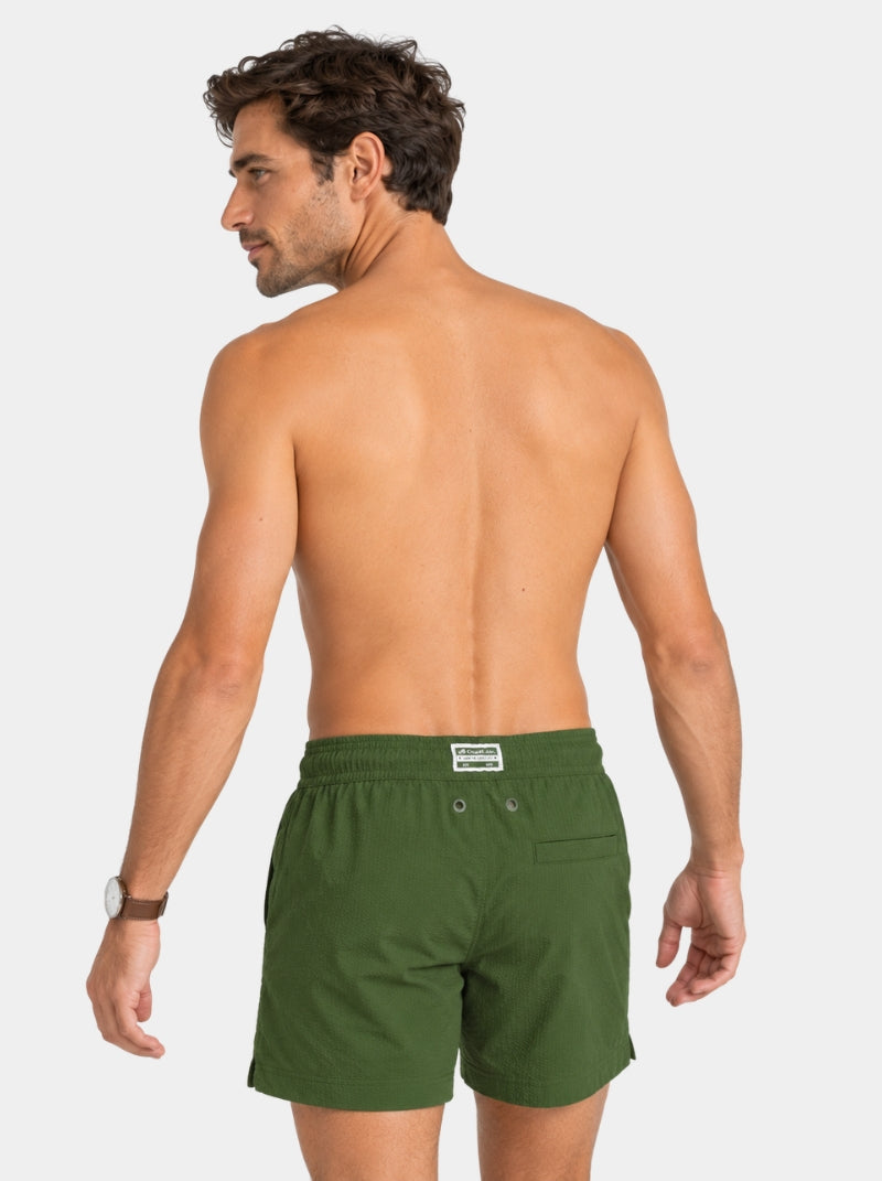 Short de baño Seersucker Capri olivo para hombre, vista posterior con ojillos traseros - 98 Coast Av