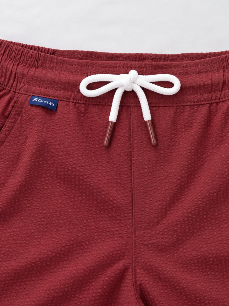 Detalle de jareta blanca con puntera y textura Seersucker en short de baño Capri vino - 98 Coast Av